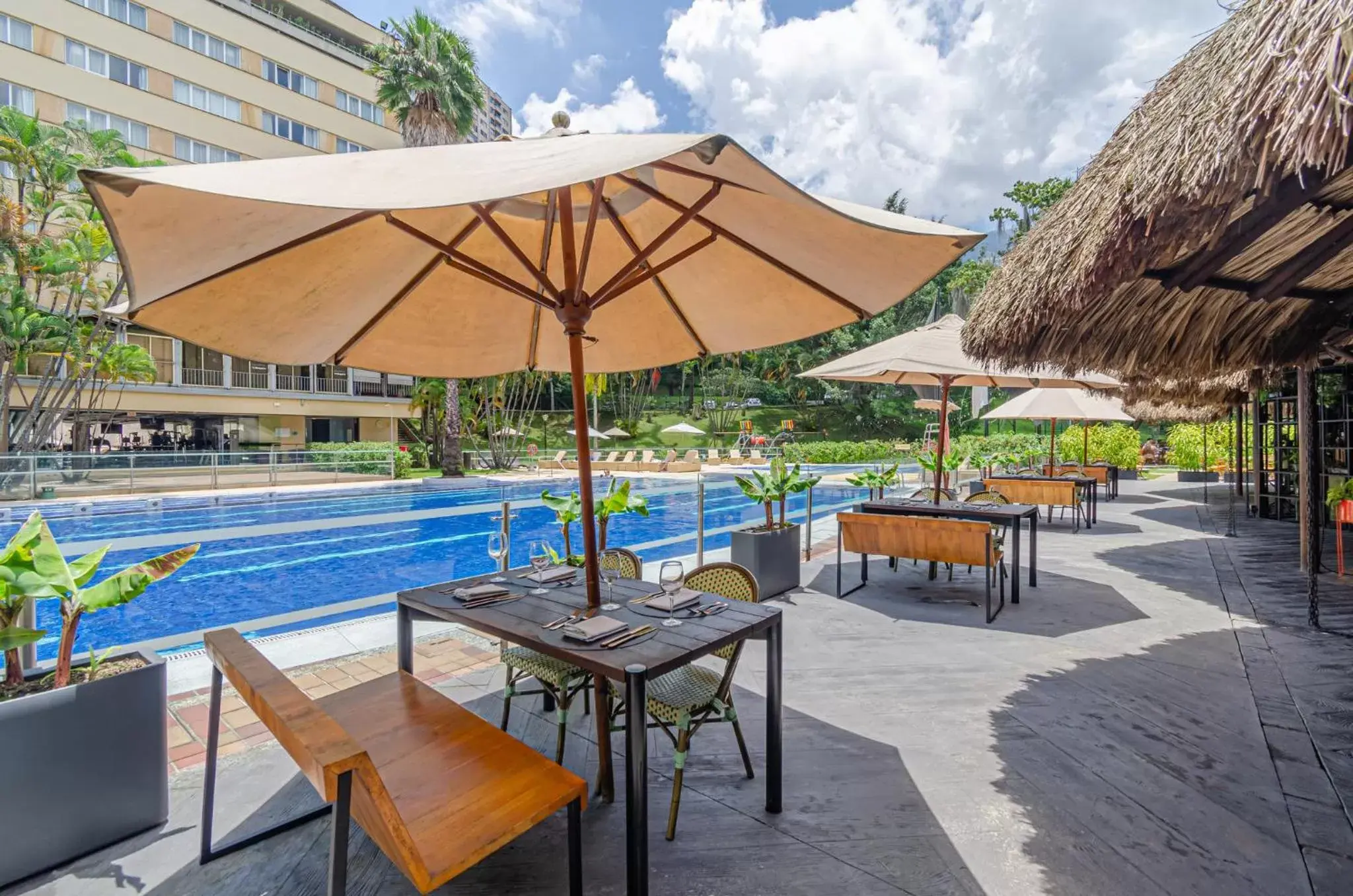 Restaurant/places to eat, Swimming Pool in Hotel Intercontinental Medellín, an IHG Hotel