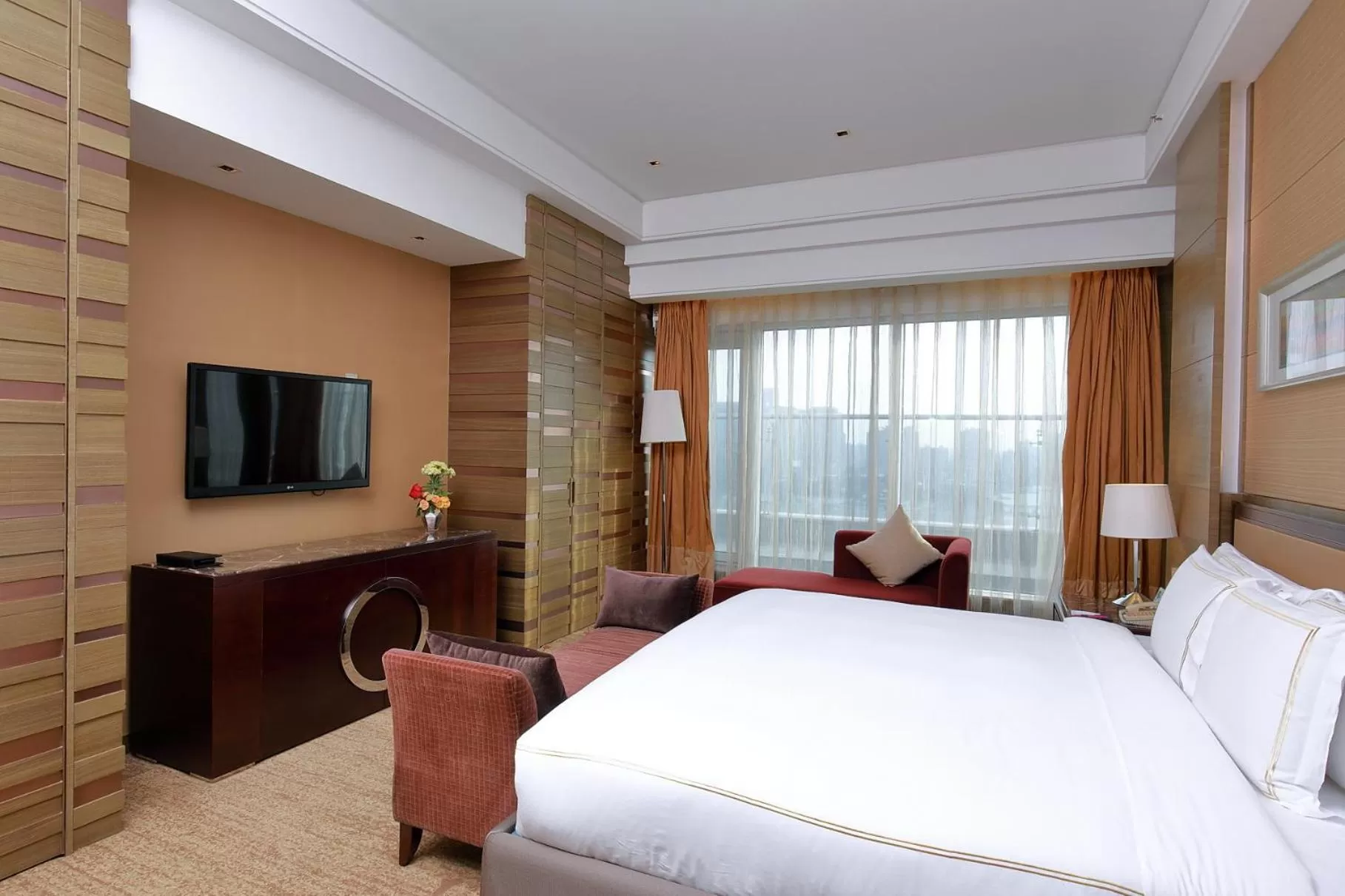 Photo of the whole room, Bed in Crowne Plaza Nanjing Jiangning by IHG