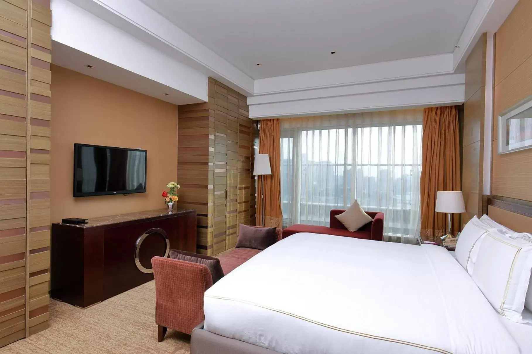 Photo of the whole room, Bed in Crowne Plaza Nanjing Jiangning, an IHG Hotel