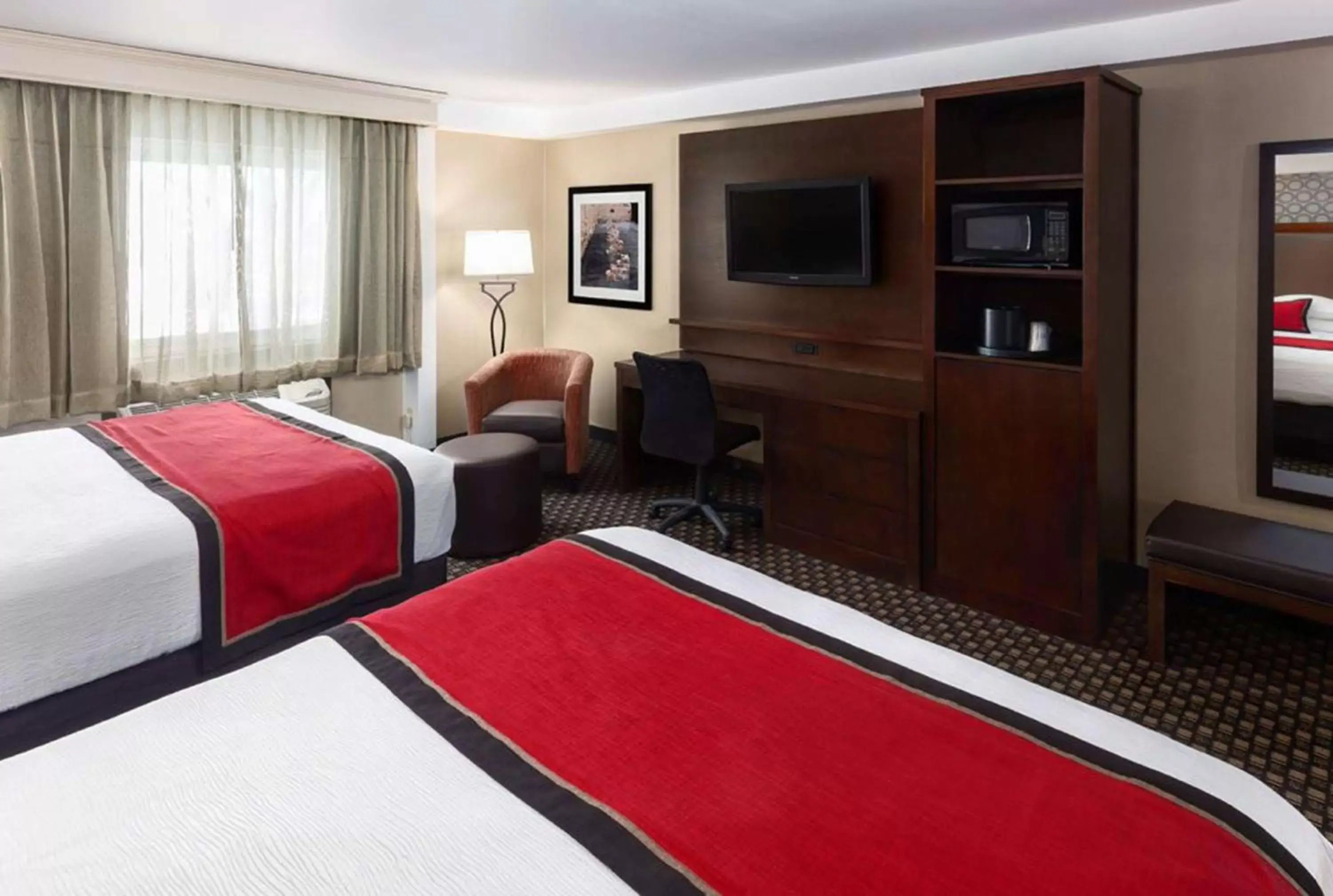 Photo of the whole room, Bed in Best Western Plus Ramkota Hotel