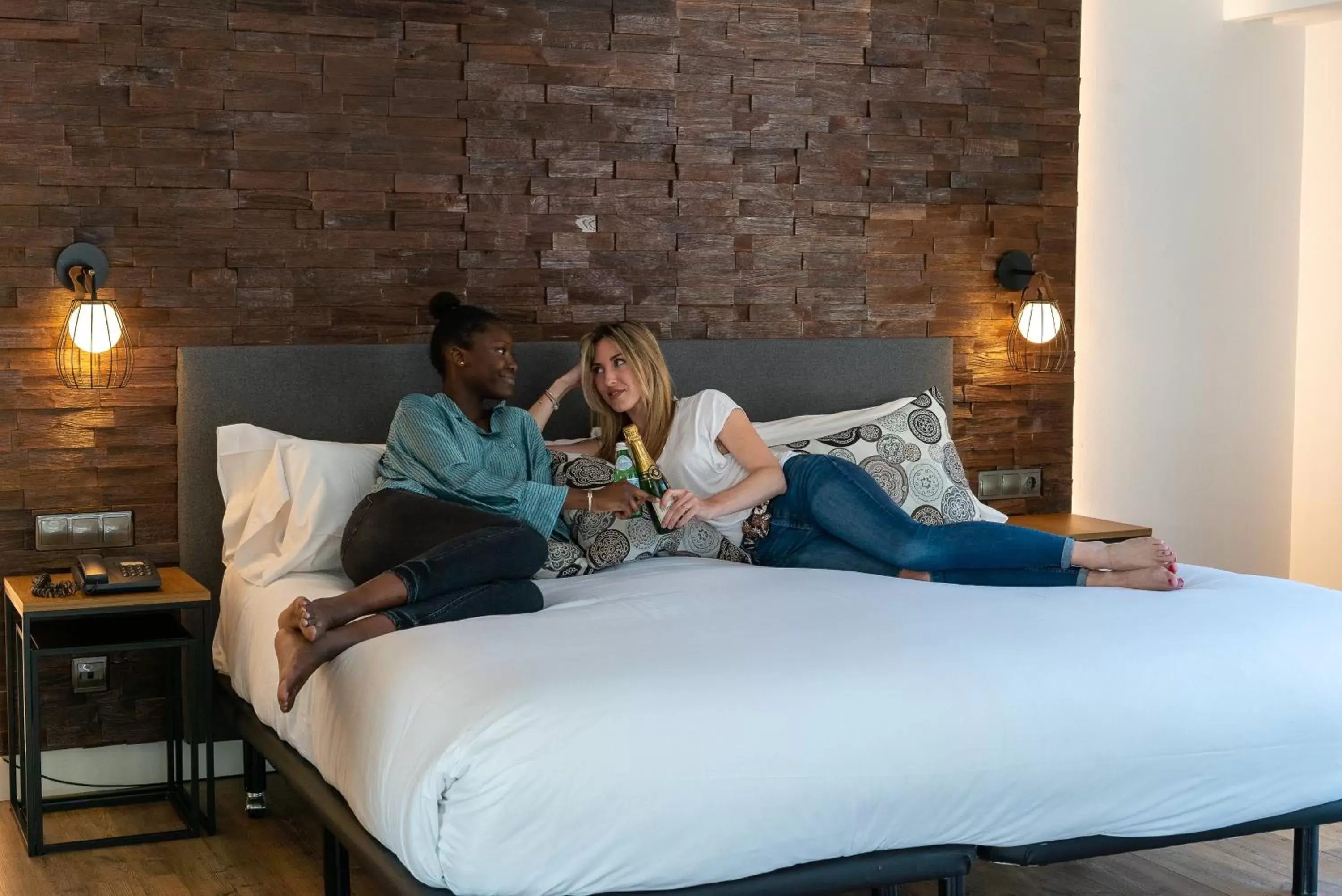 People, Bed in Yomo Centric People, Bed in Yomo Centric