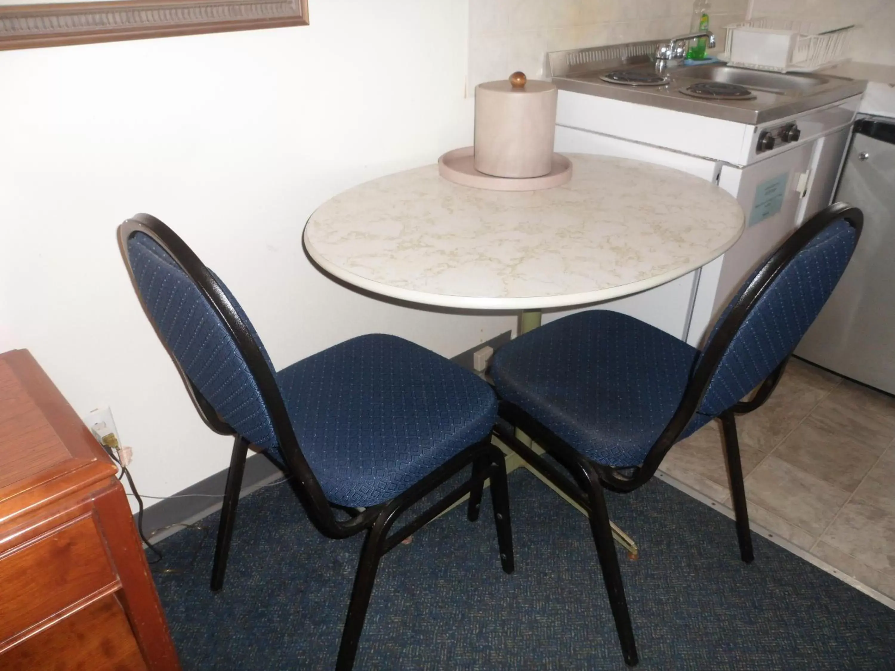 Kitchen or kitchenette, Dining Area in The Silver Birch Motel