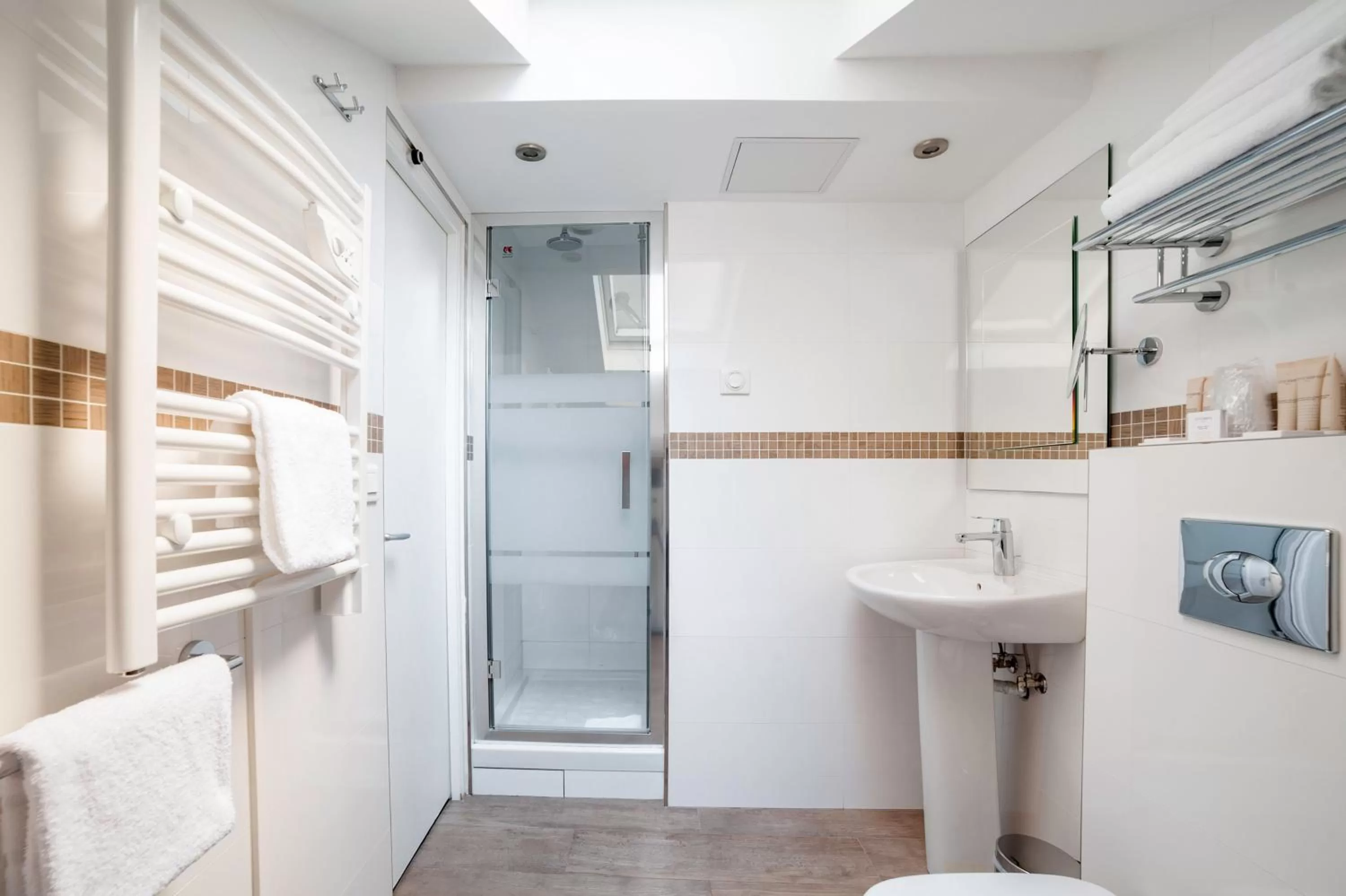 Bathroom in Hotel George - Astotel