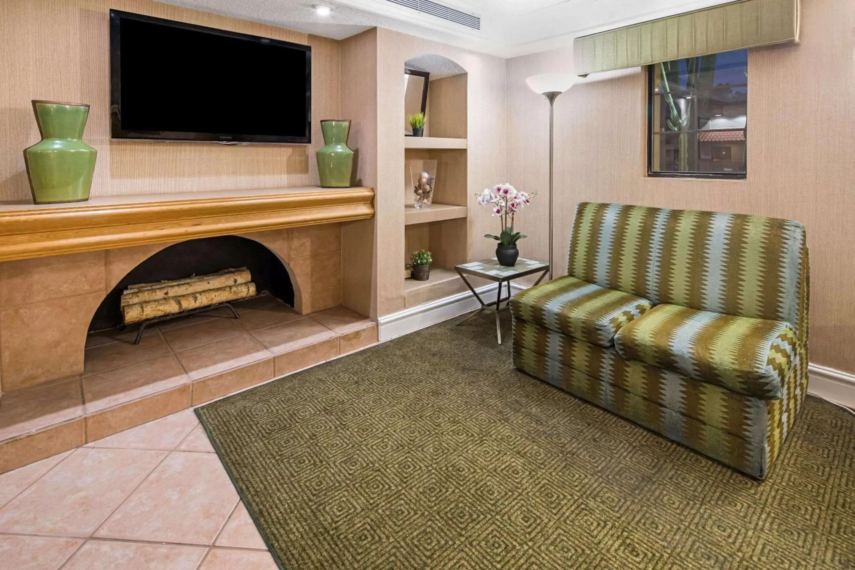 Lobby or reception, Seating Area in La Quinta Inn by Wyndham San Diego - Miramar