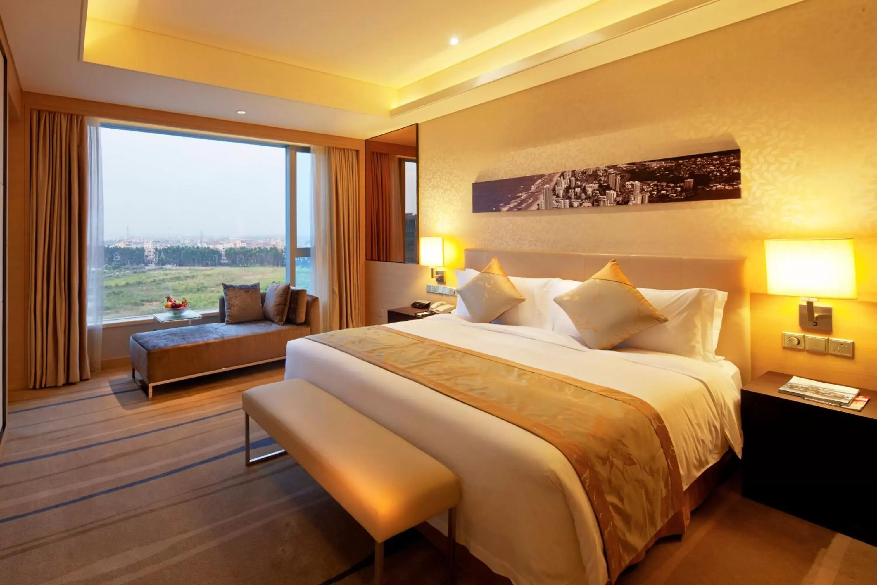 Photo of the whole room, Bed in Crowne Plaza Guangzhou Huadu, an IHG Hotel