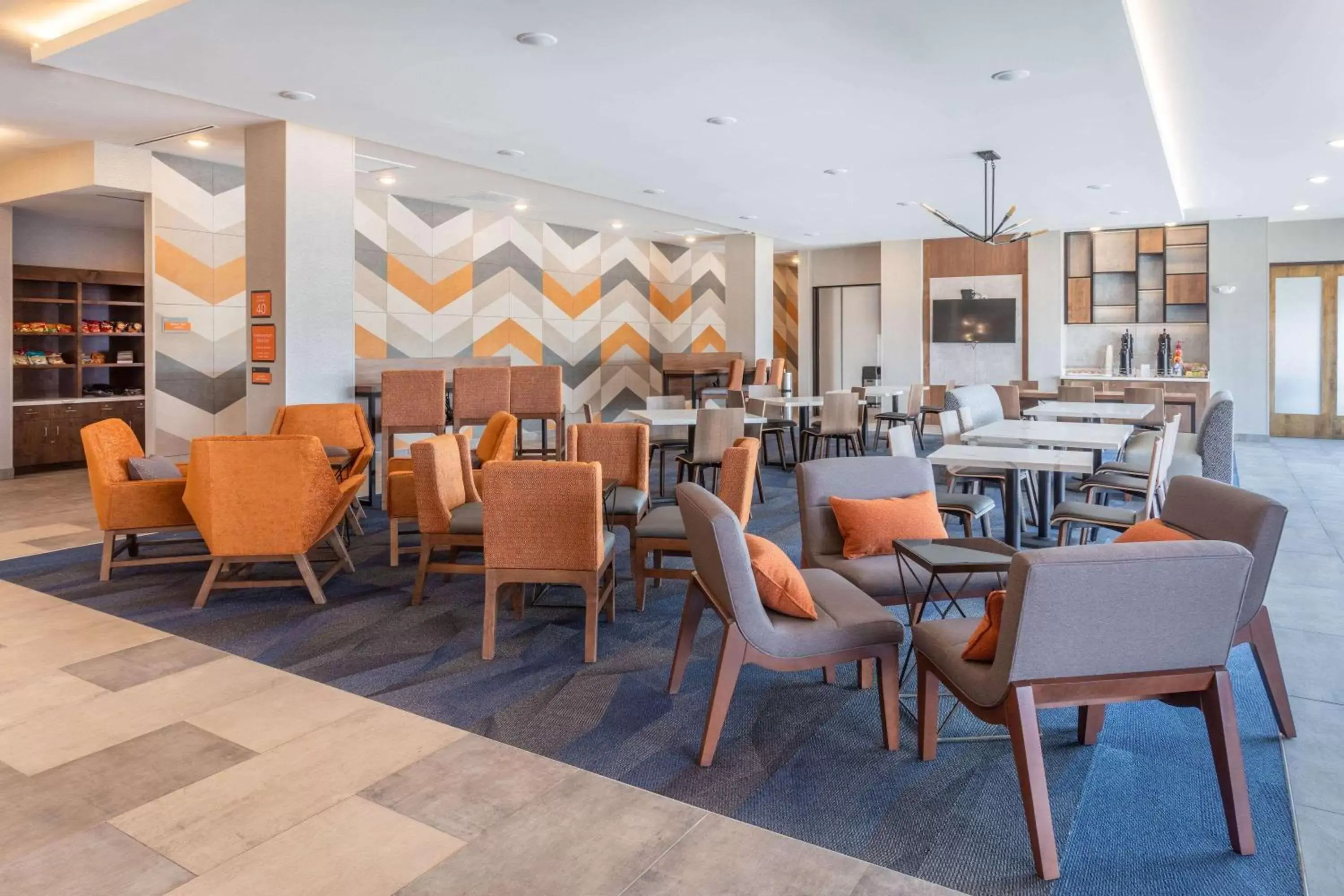 Lobby or reception, Restaurant/Places to Eat in La Quinta Inn & Suites Limon by Wyndham