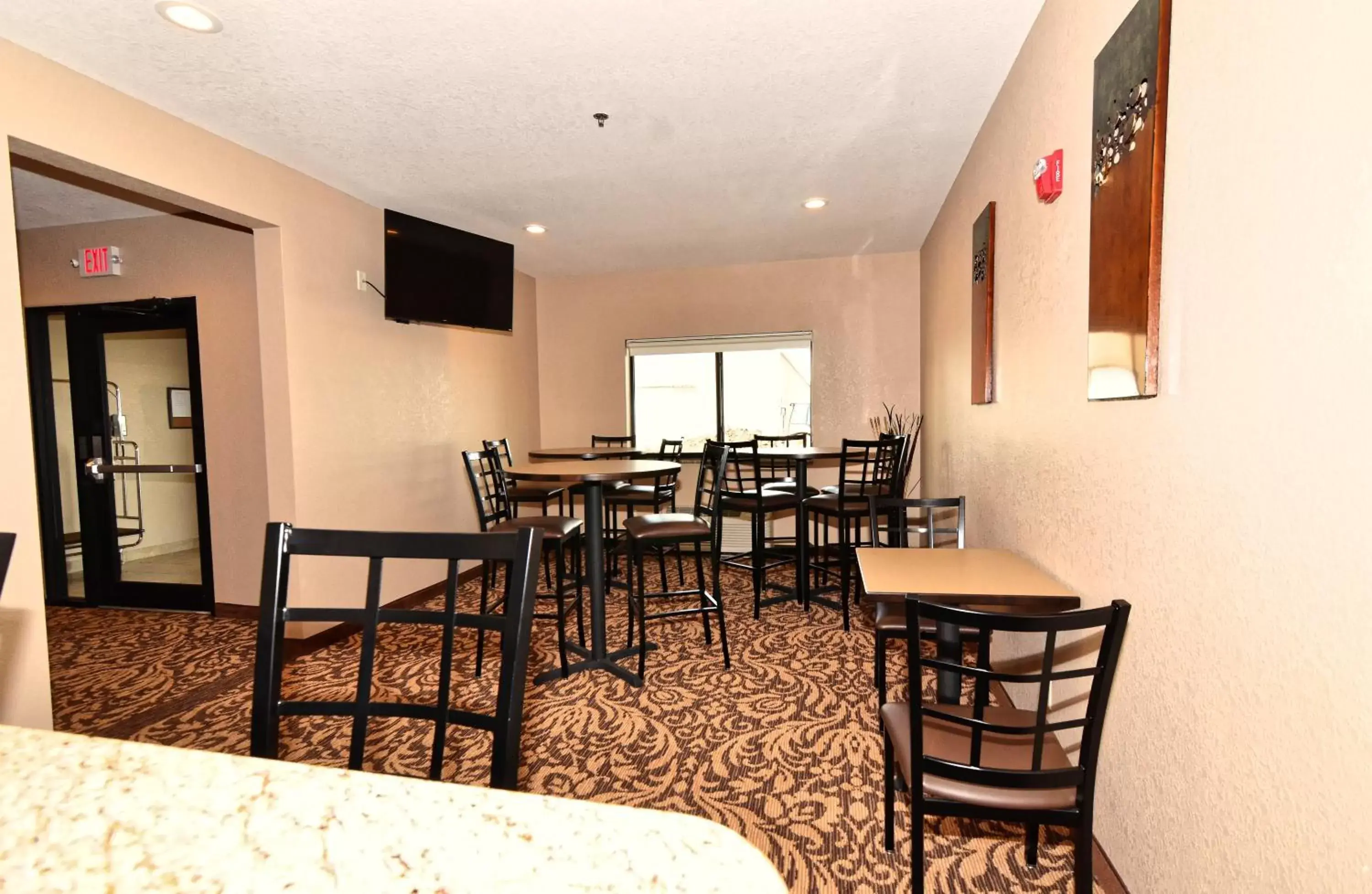 Lounge or bar in Cobblestone Inn & Suites - Clarion