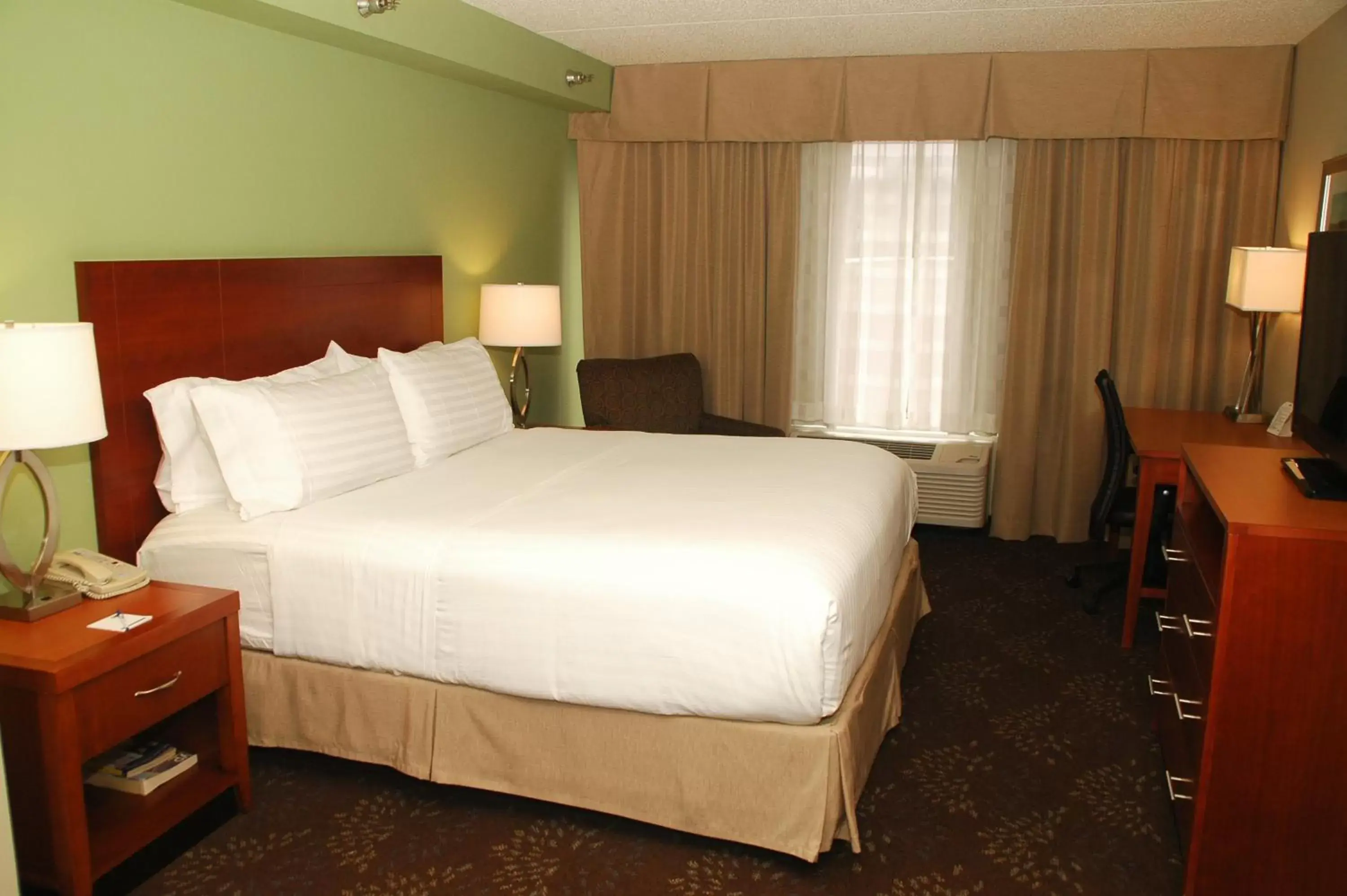 Photo of the whole room, Bed in Holiday Inn Express Birmingham Irondale East, an IHG Hotel