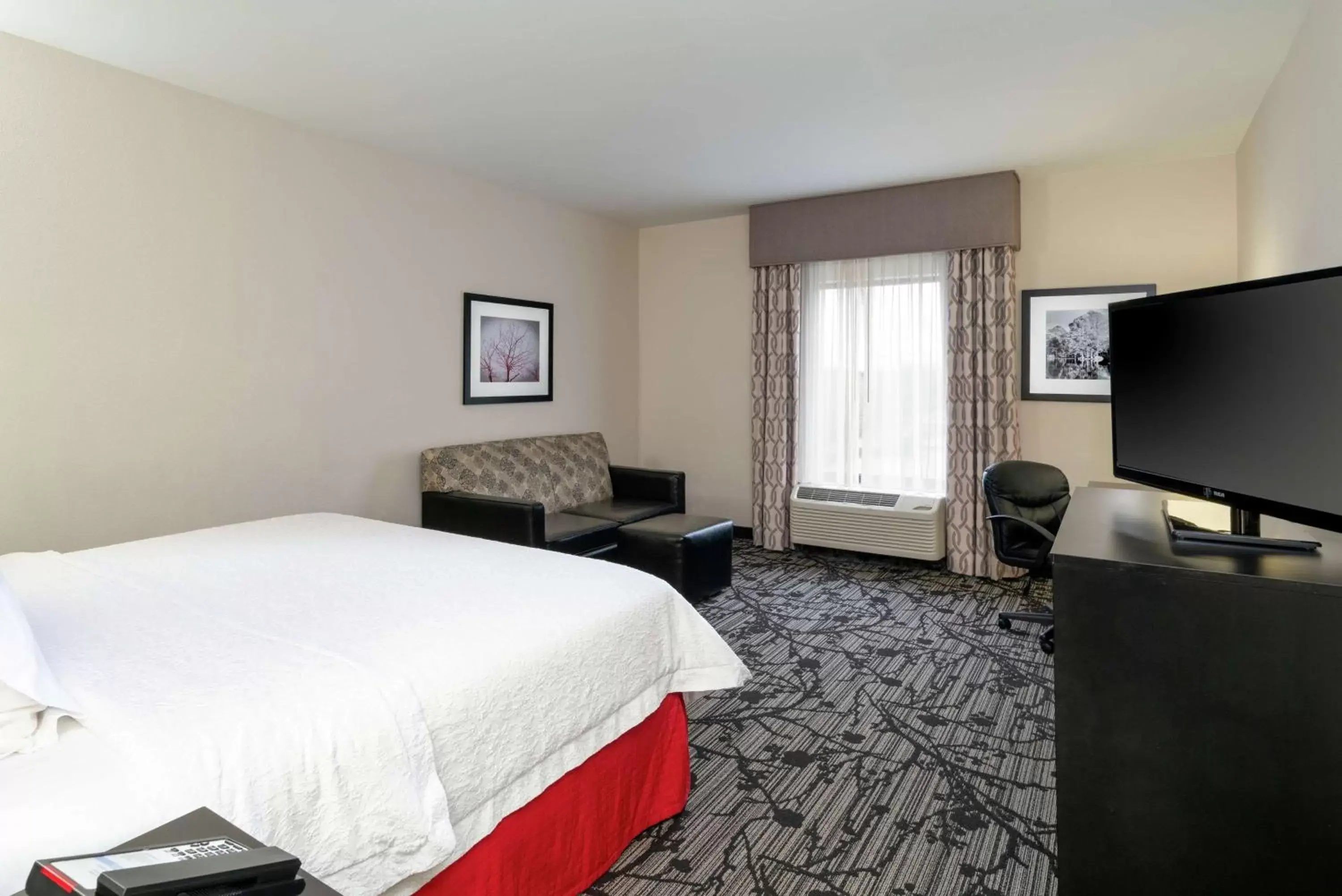 Bedroom, Bed in Hampton Inn and Suites Roanoke Airport/Valley View Mall