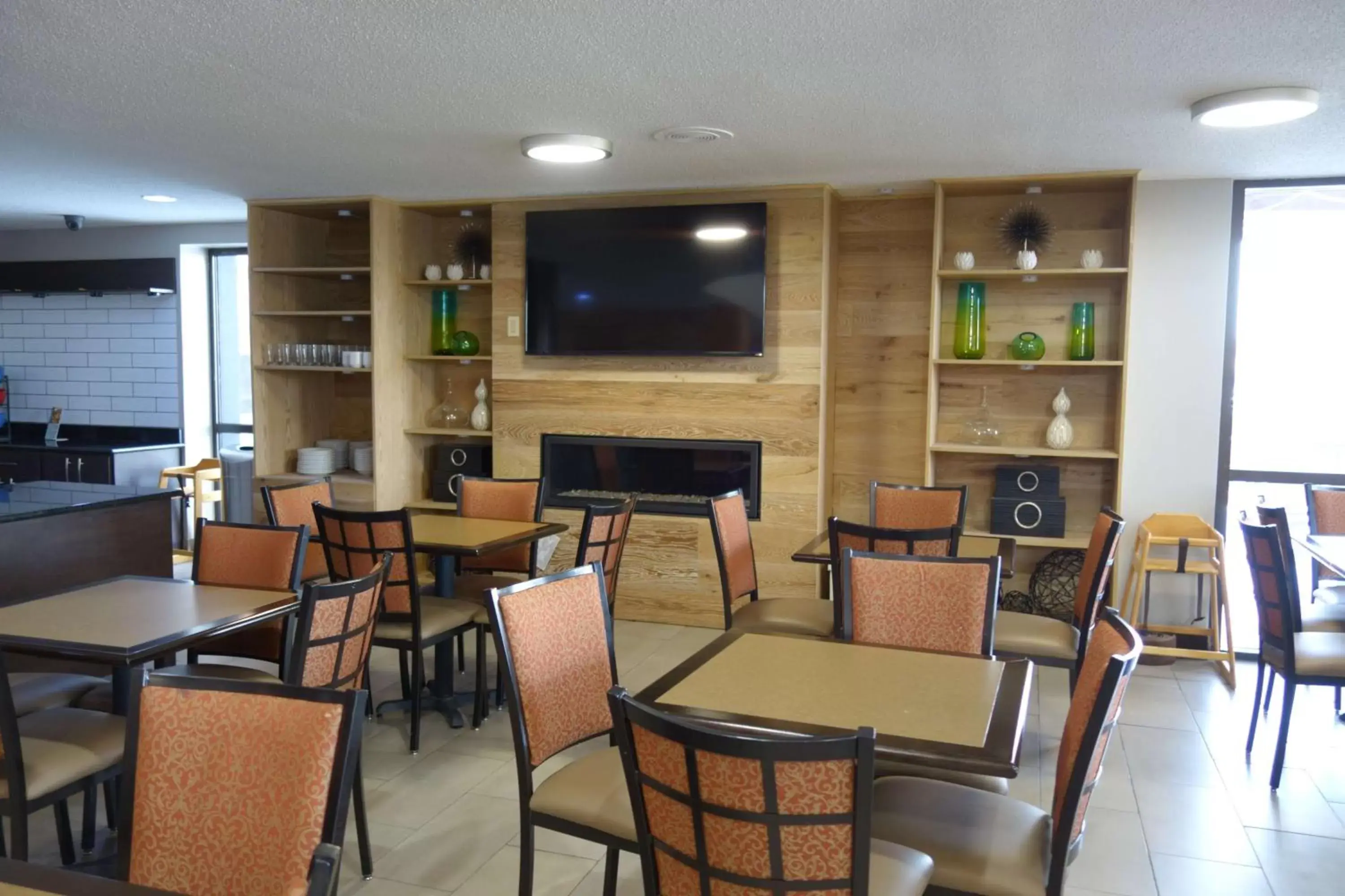 Restaurant/places to eat, Lounge/Bar in Country Inn & Suites by Radisson, Indianapolis East, IN