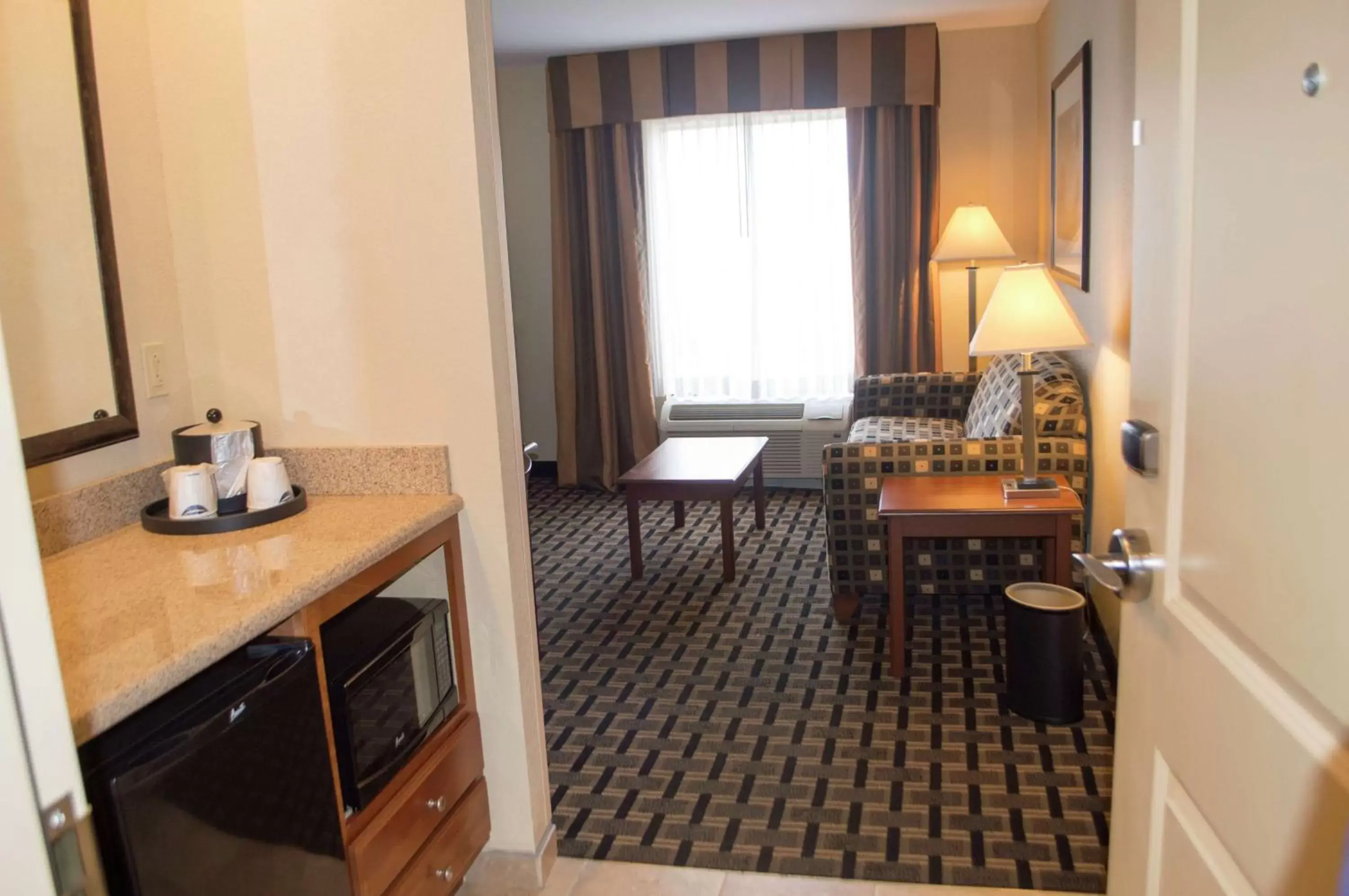 Living room, Seating Area in Hampton Inn & Suites Columbia at the University of Missouri