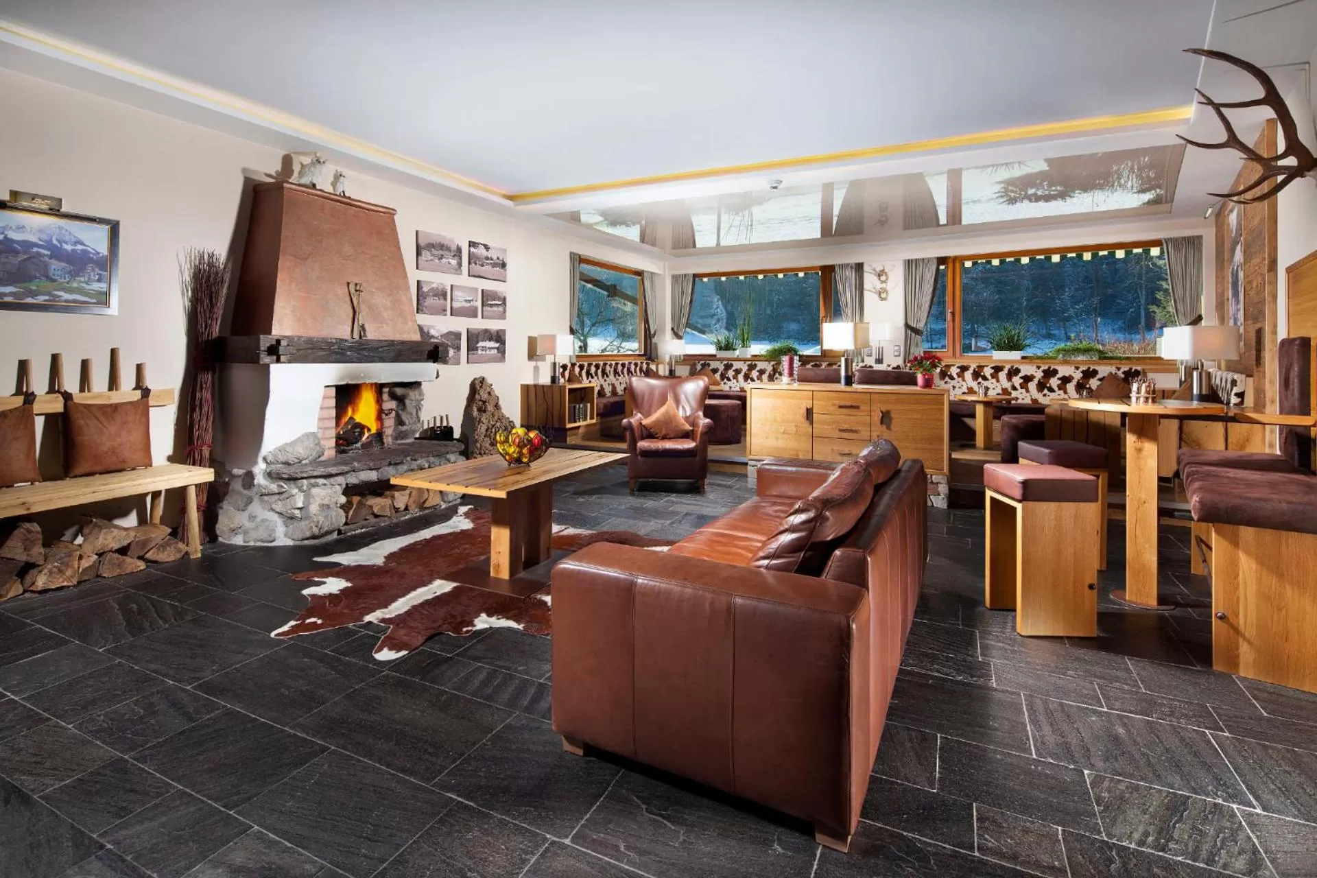 Communal lounge/ TV room in Alm- & Wellnesshotel Alpenhof