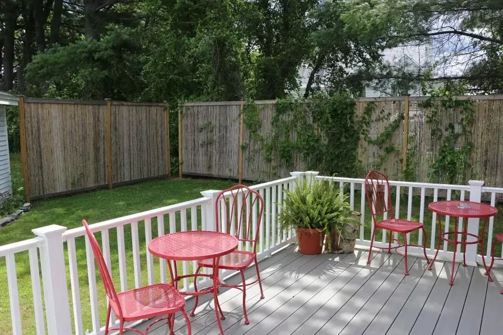 Patio in The Bond 1786 Inn