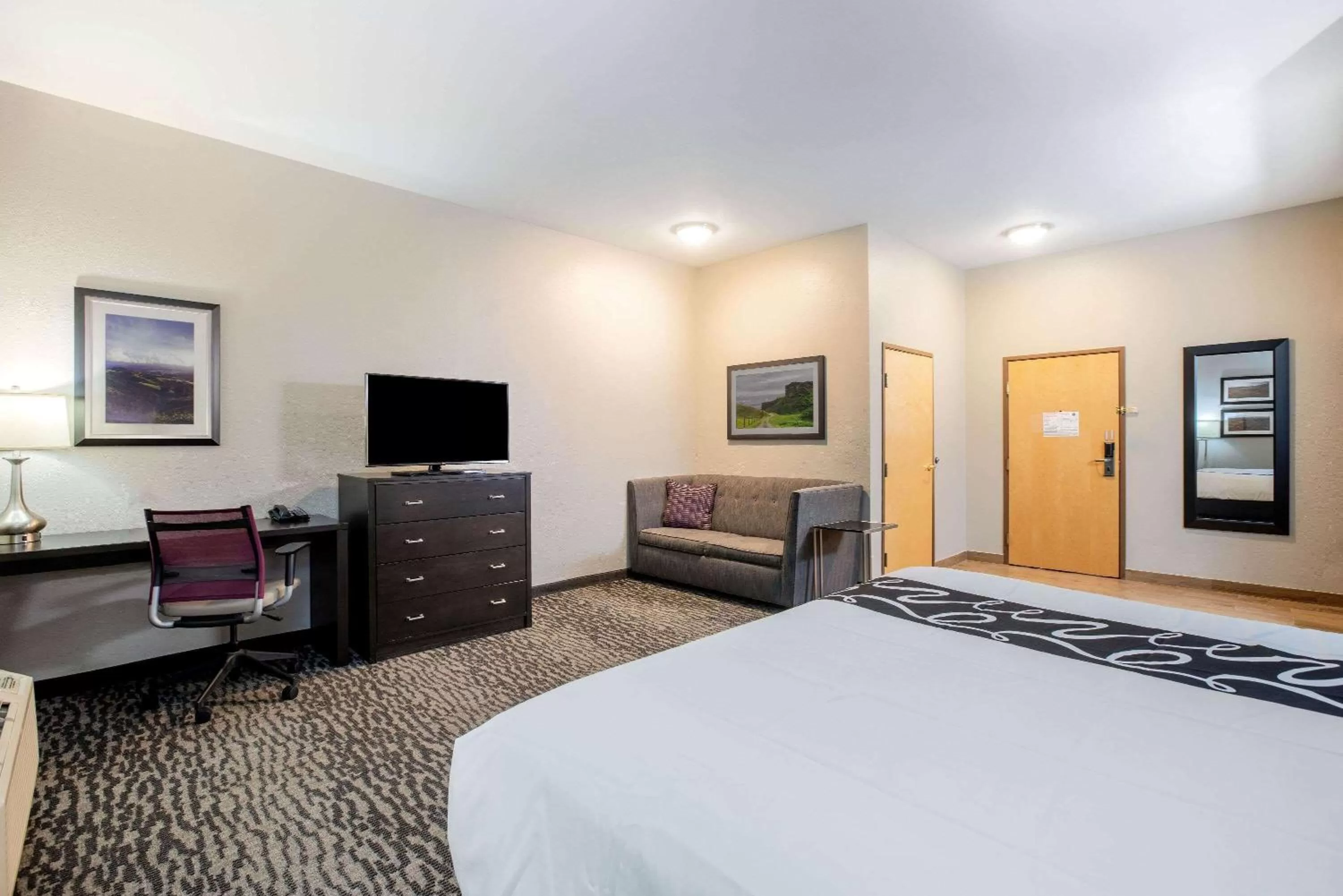 Photo of the whole room, Bed in La Quinta Inn by Wyndham Livermore