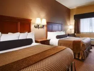 Bed in Best Western Plus Shamrock Inn & Suites