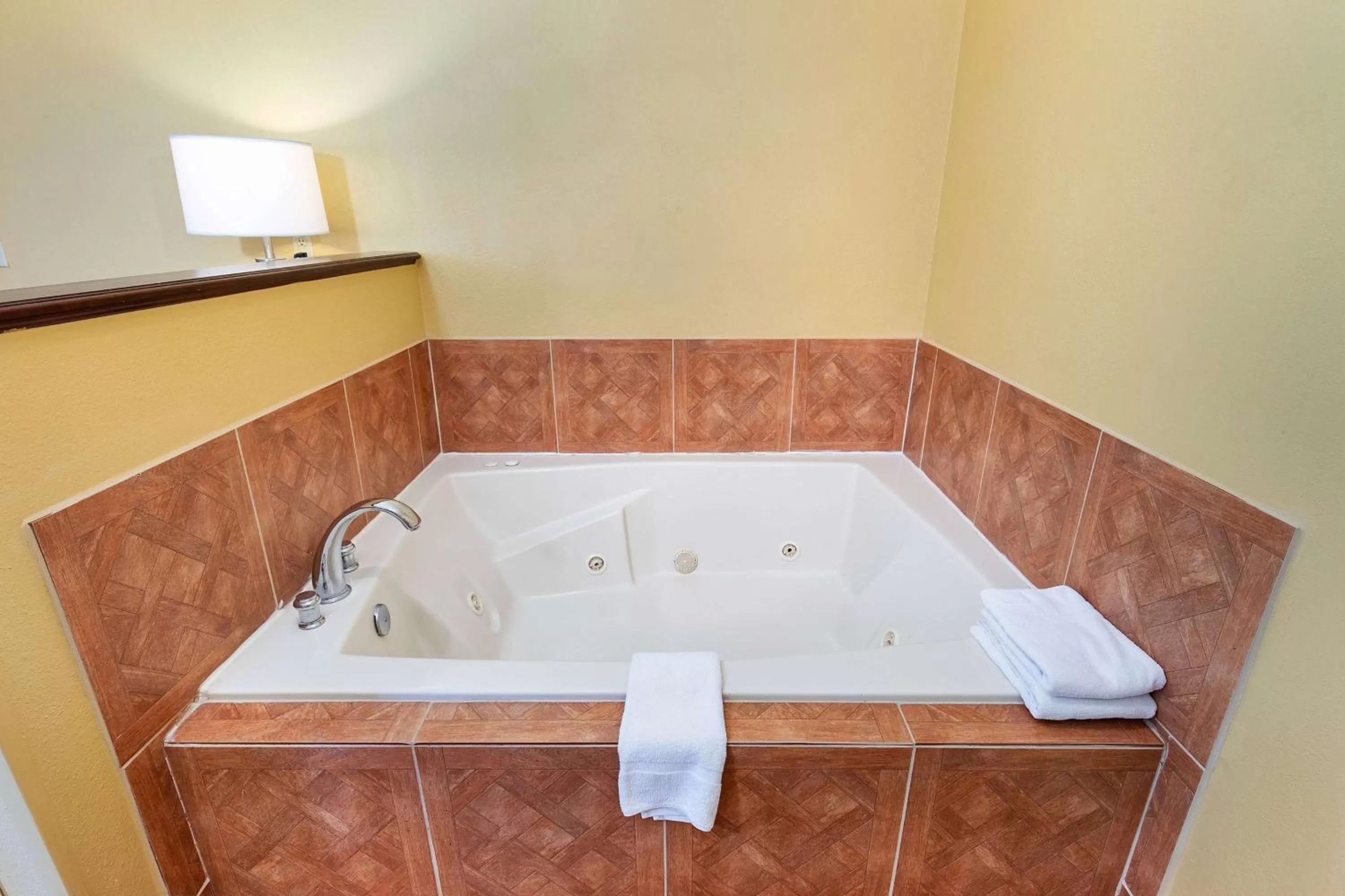 Photo of the whole room in Super 8 by Wyndham Eddyville/Kuttawa