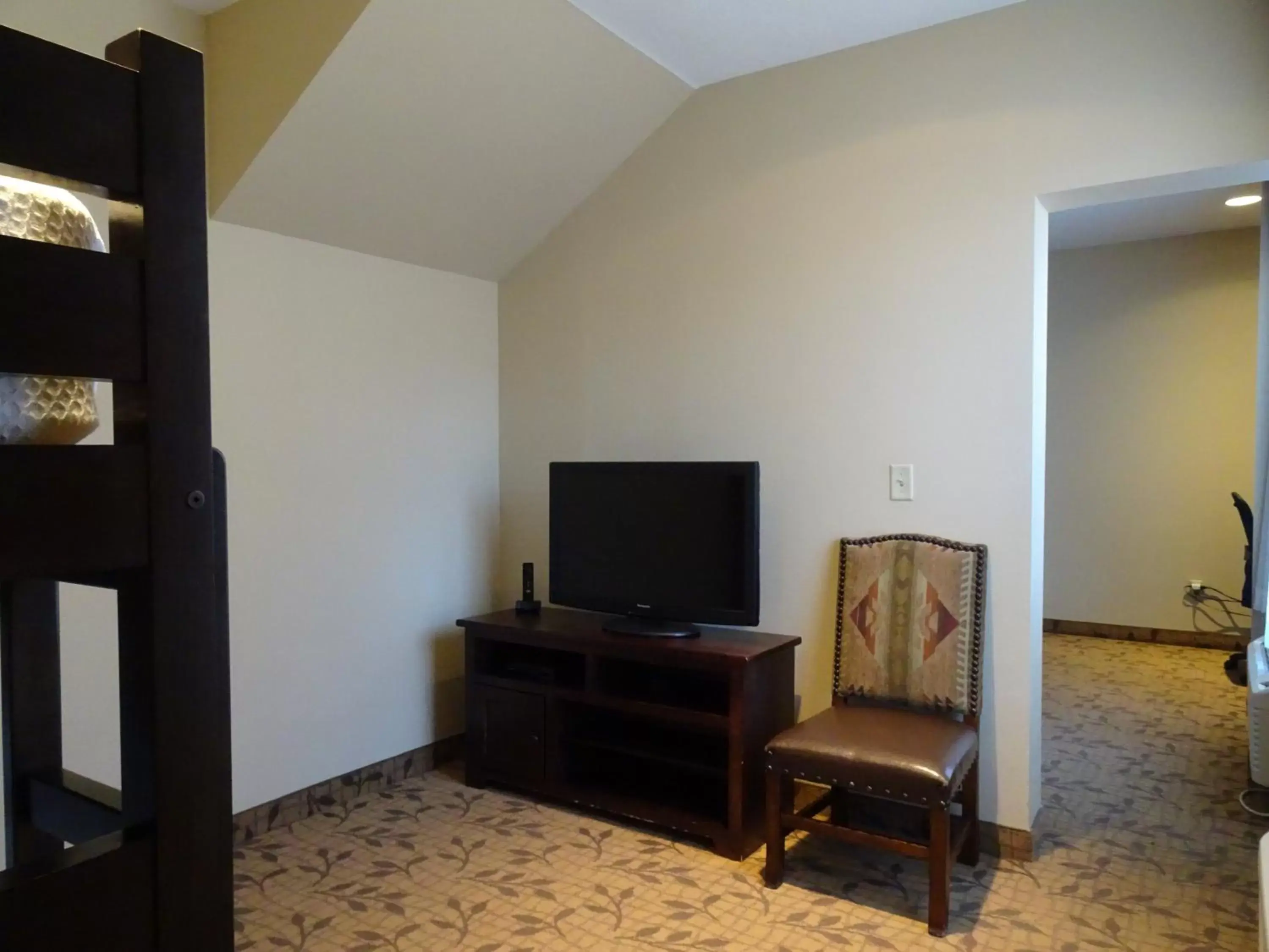 Photo of the whole room, TV/Entertainment Center in Holiday Inn Express Springdale - Zion National Park Area, an IHG Hotel