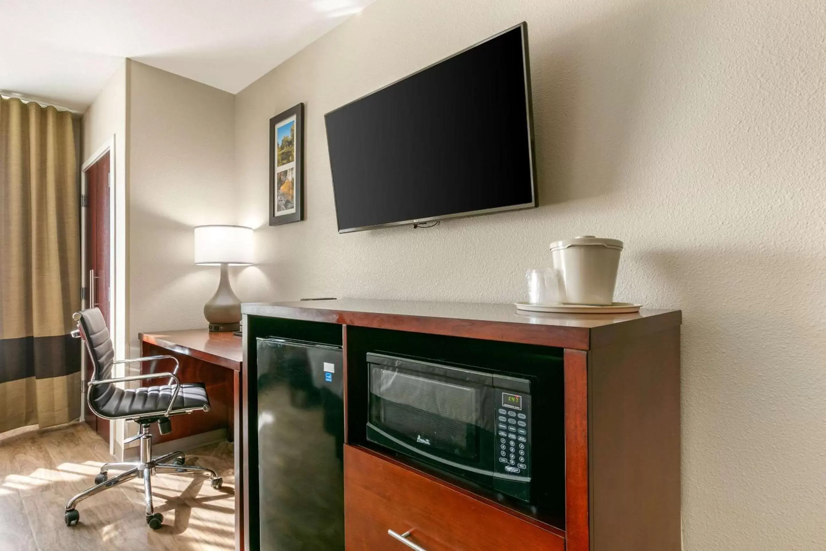 Photo of the whole room, TV/Entertainment Center in Comfort Inn and Suites Van Buren - Fort Smith