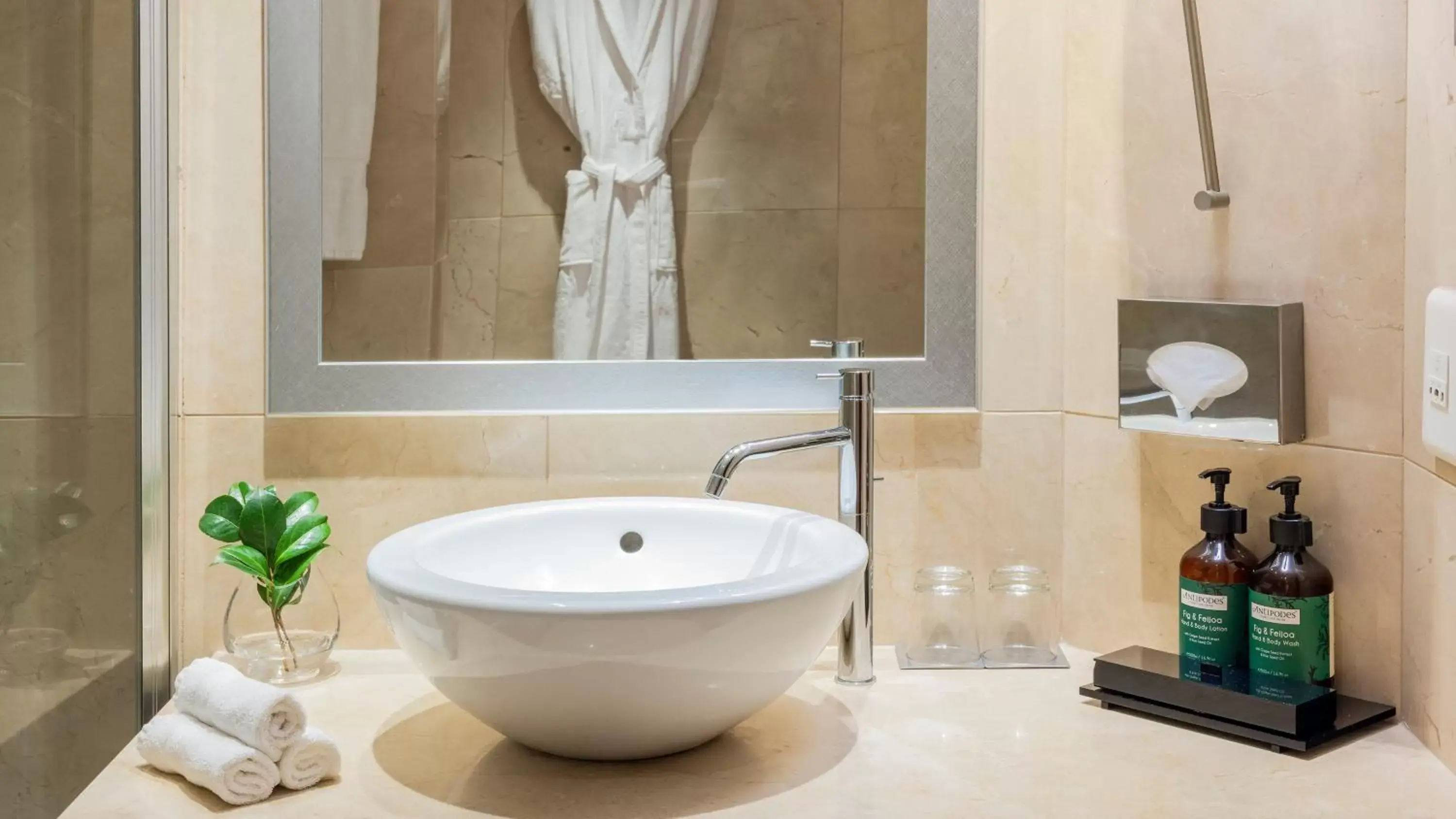 Toilet, Bathroom in Crowne Plaza Porto, an IHG Hotel