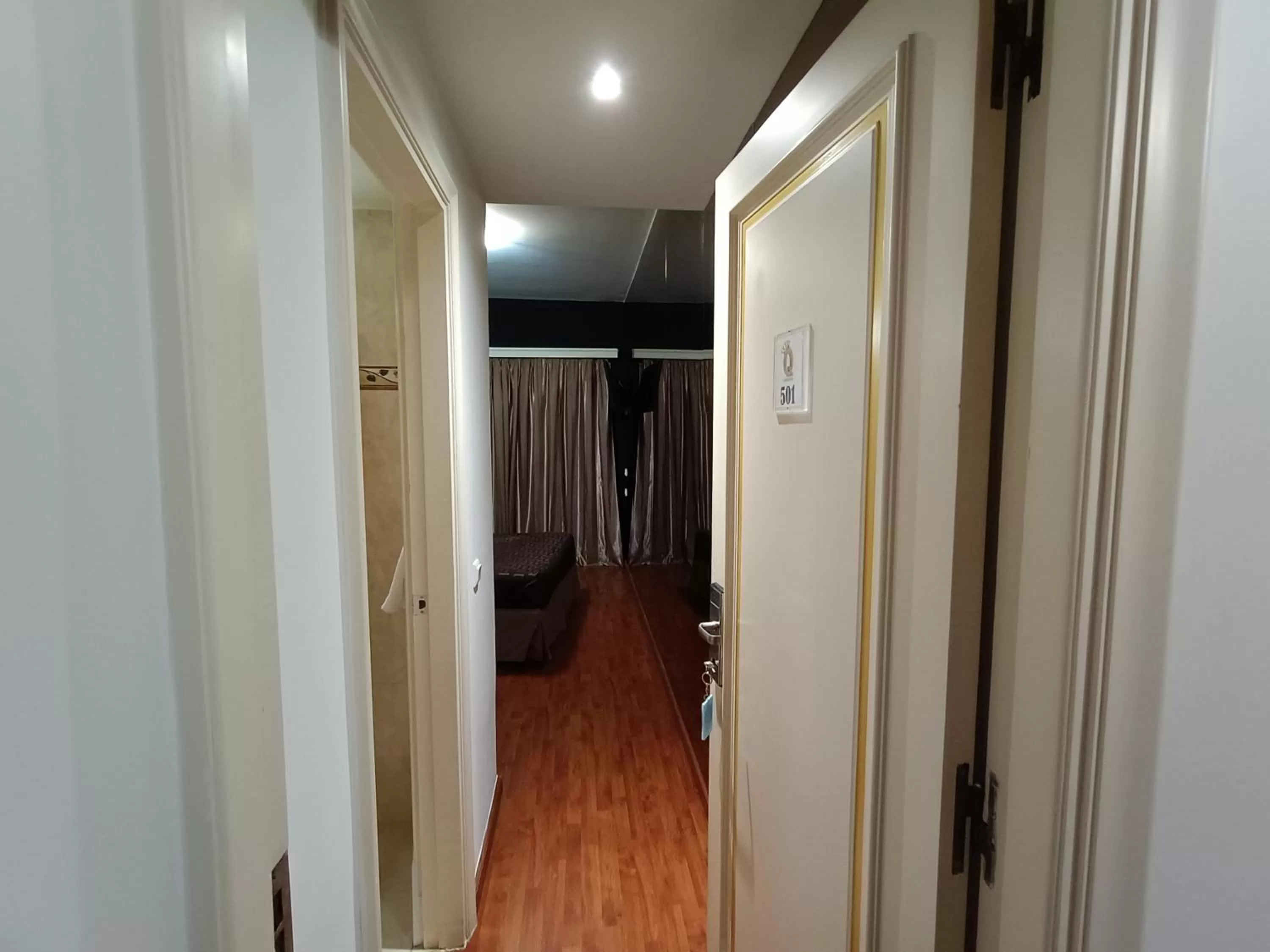 Bedroom in Queens Leriotis Hotel