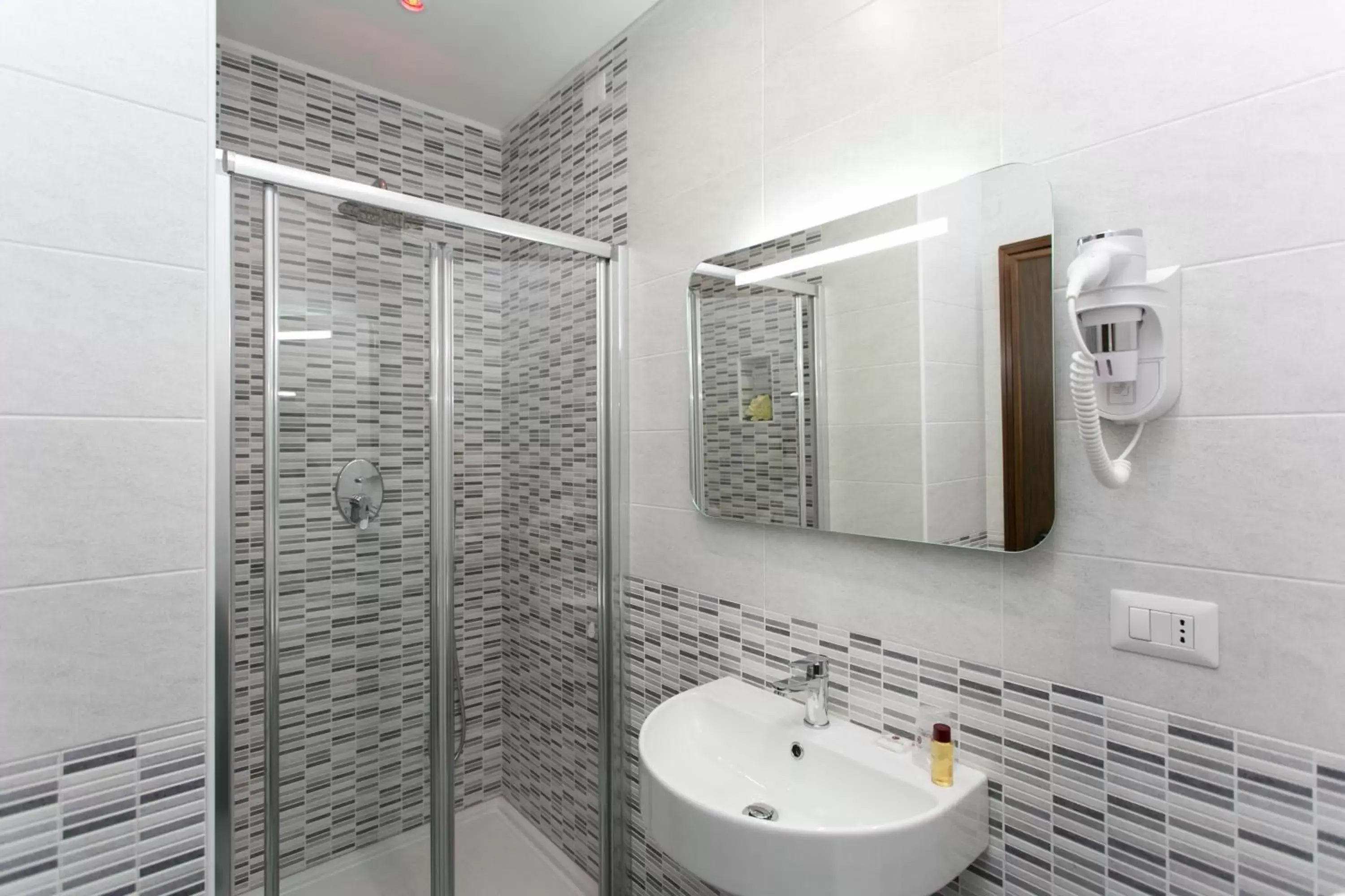 Shower, Bathroom in Hotel Concorde Fiera
