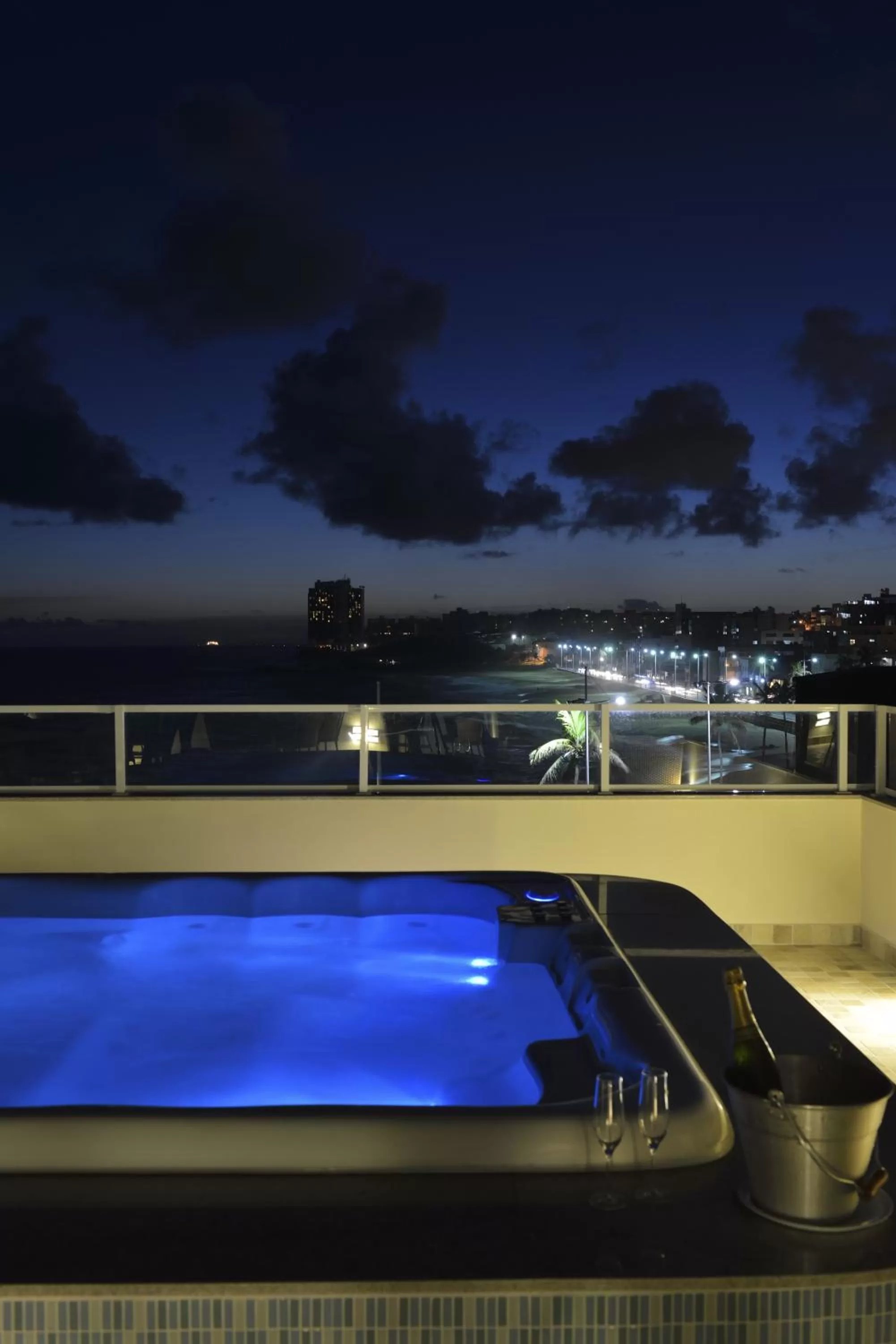 Hot Tub in Rede Andrade Express