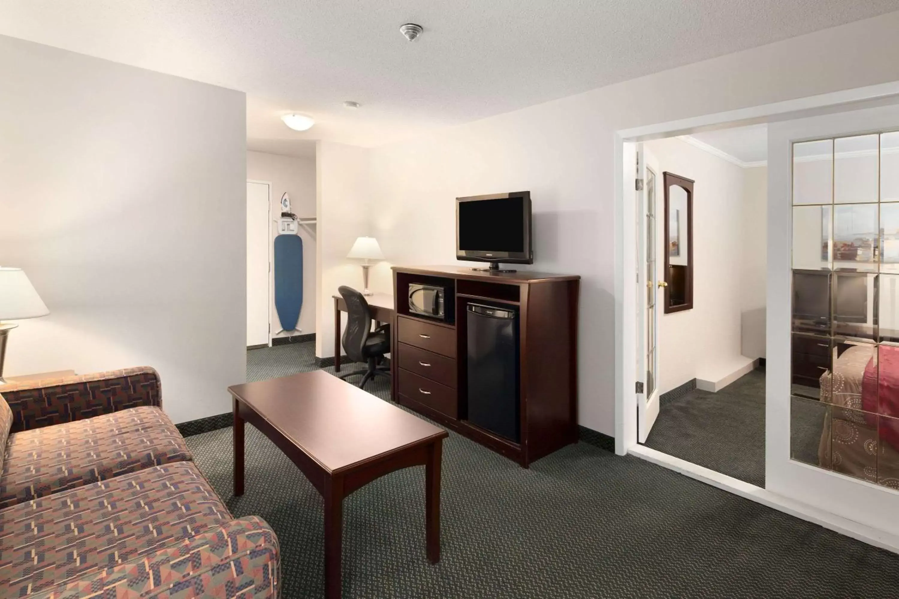 Photo of the whole room, TV/Entertainment Center in Travelodge by Wyndham Nanaimo