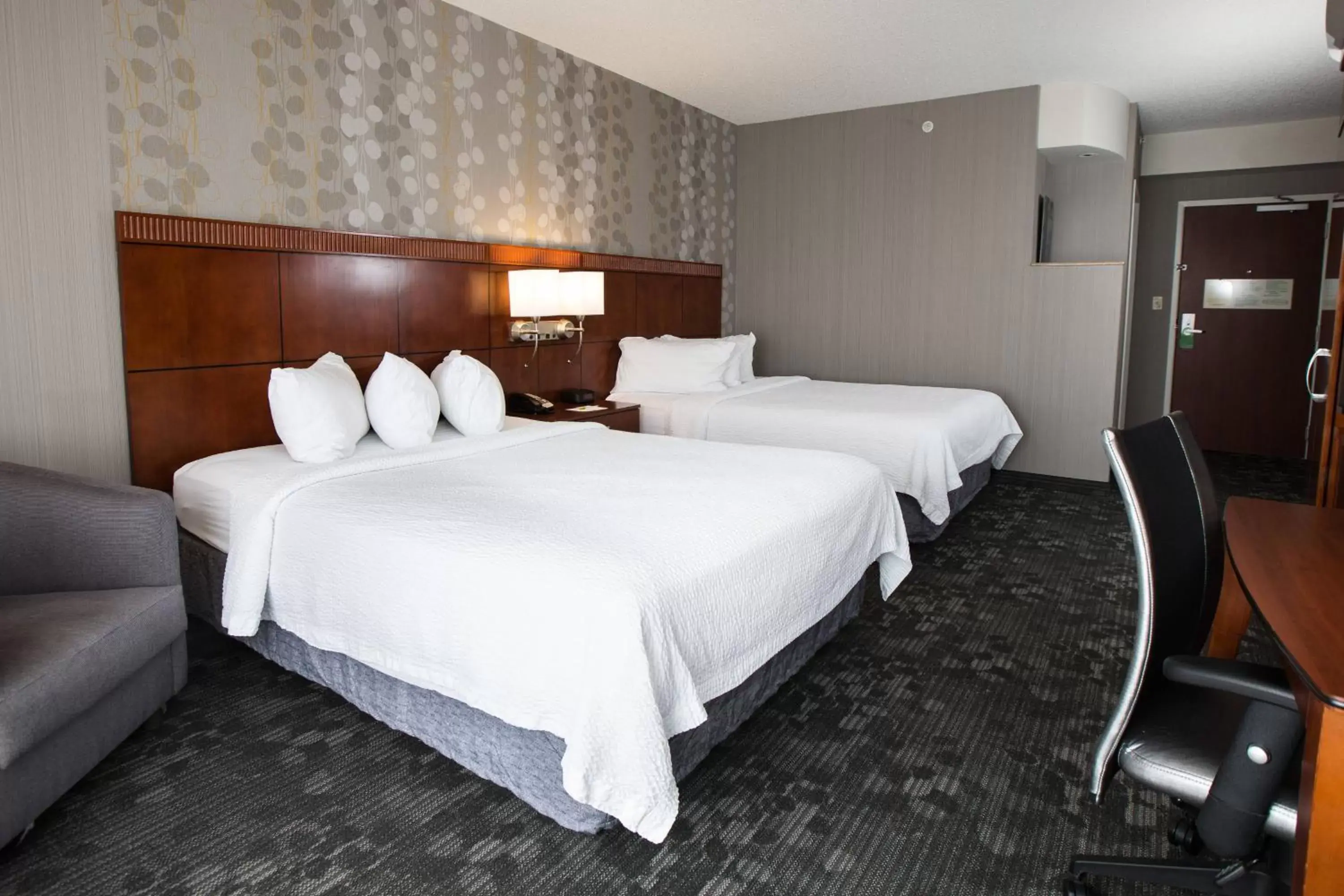 Photo of the whole room, Bed in Courtyard by Marriott Winchester Medical Center