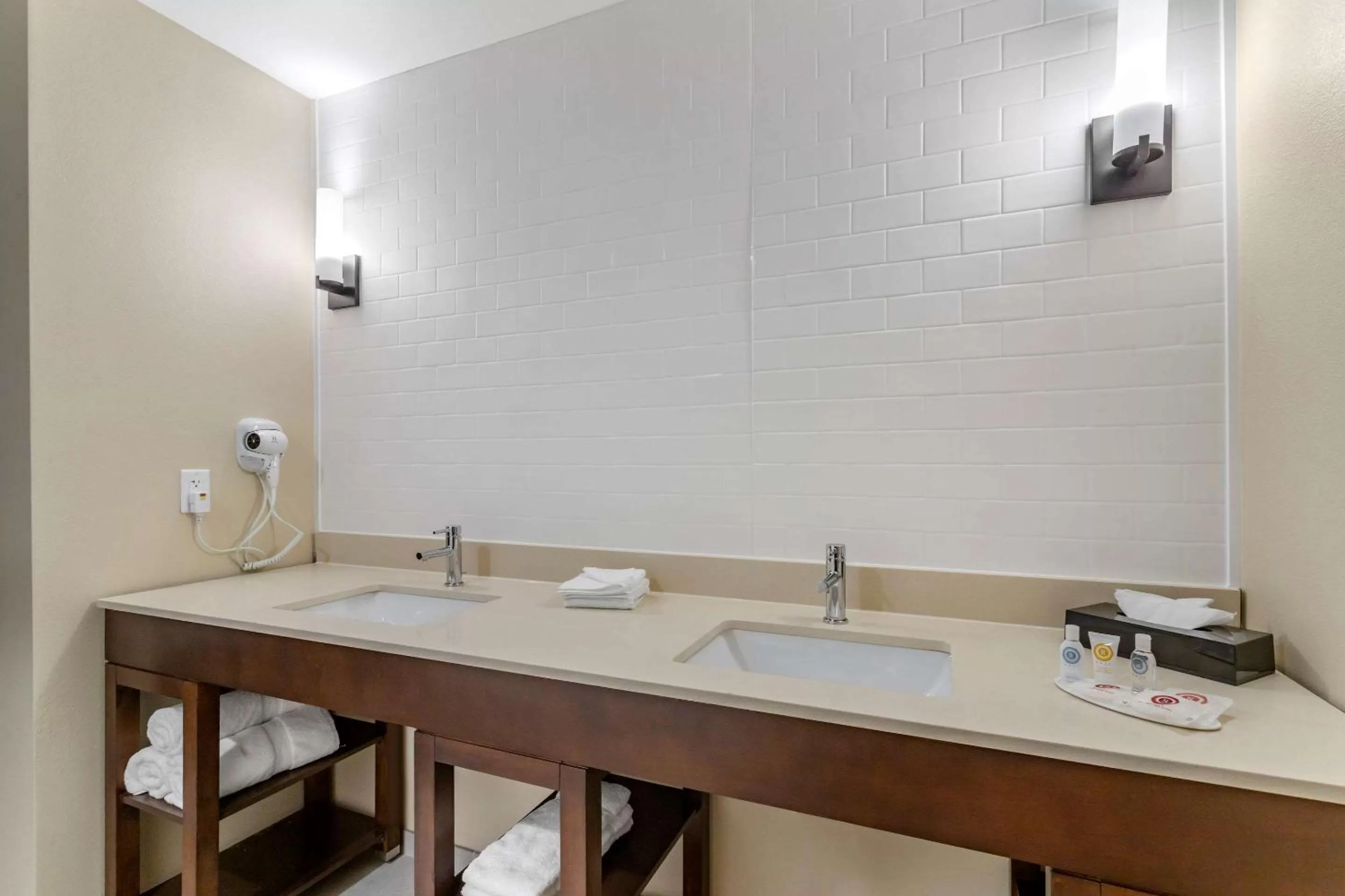 Photo of the whole room in Comfort Inn & Suites Waller