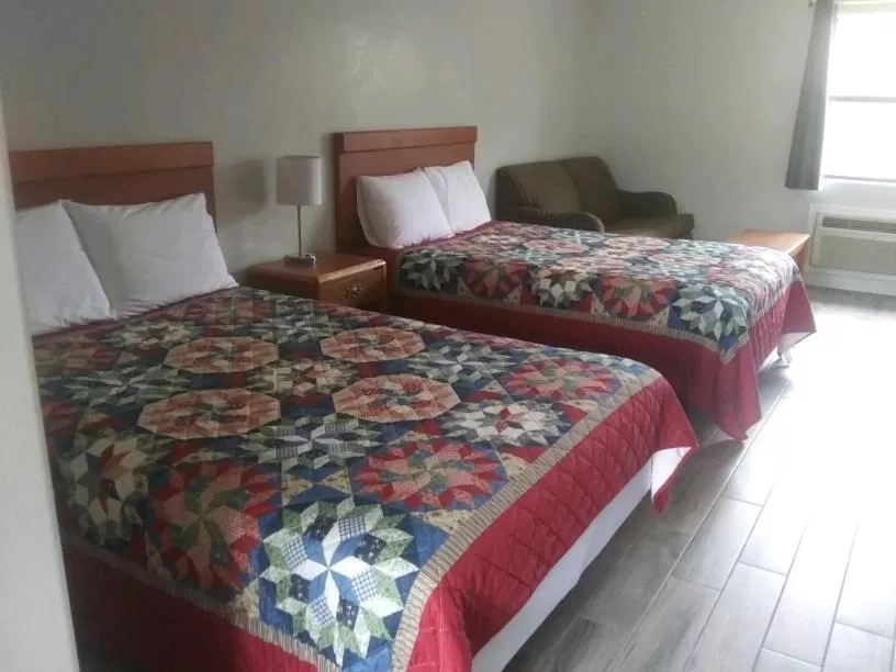 Bed in Whispering Creek Lodging & RV Resort