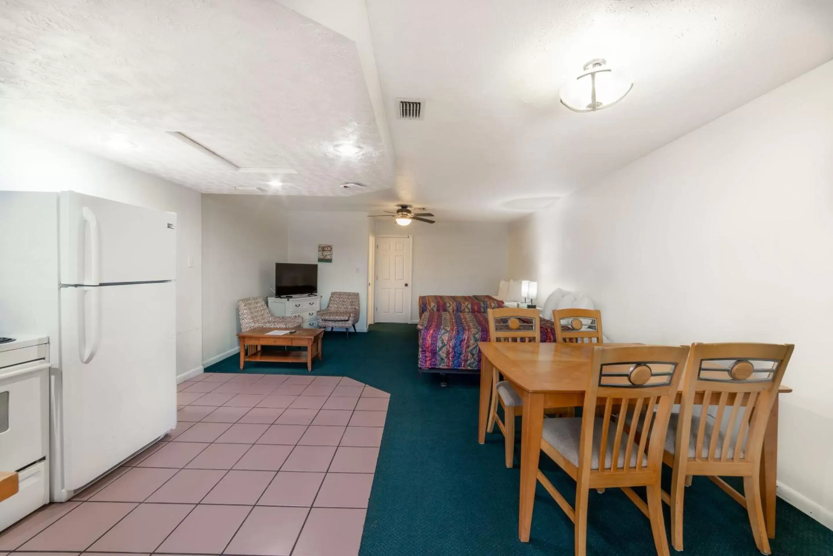 Bed, Dining Area in Captain's Table Hotel by Everglades Adventures