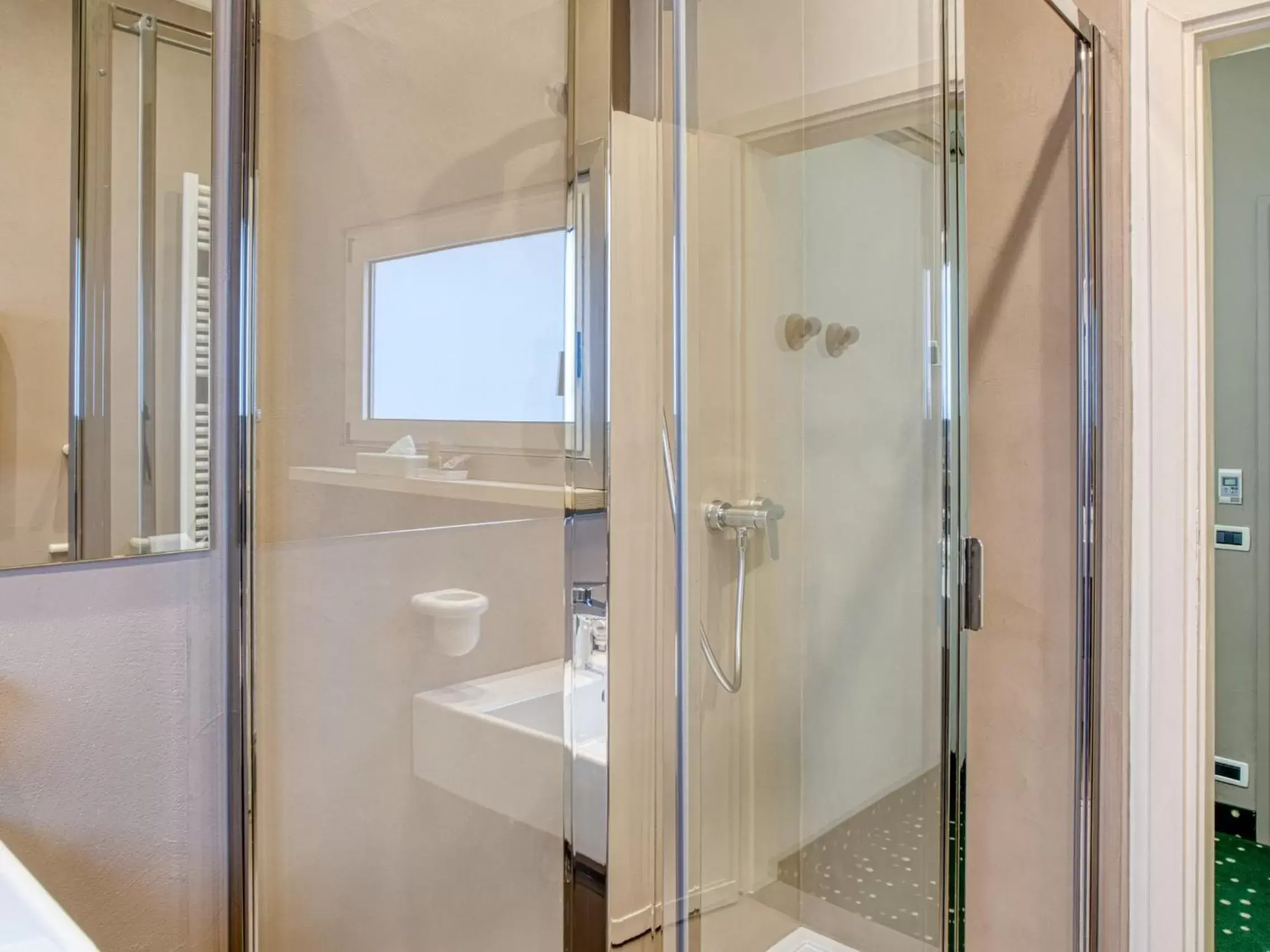 Shower, Bathroom in Hotel Piroscafo
