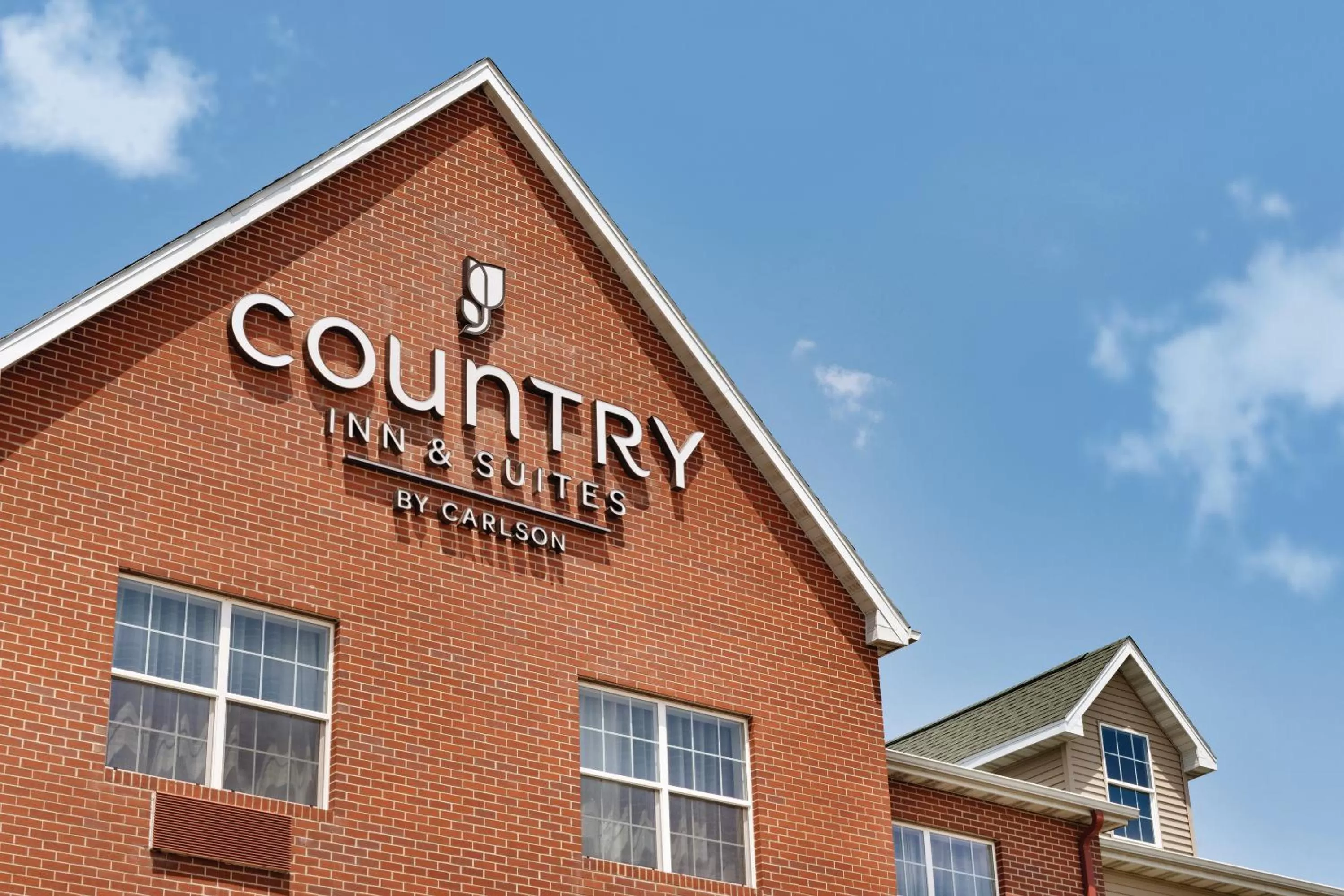 Property building in Country Inn & Suites by Radisson, Coralville, IA
