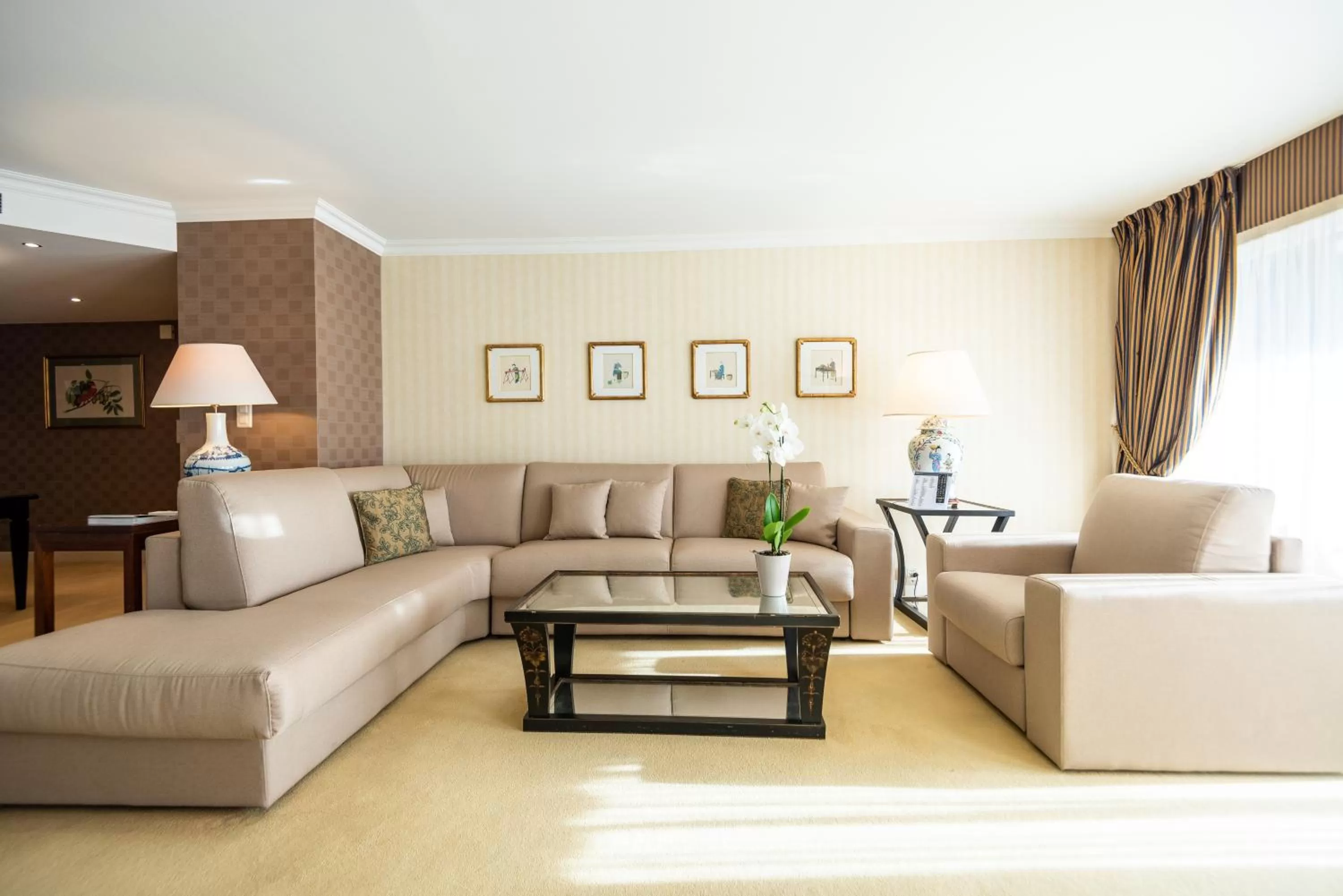 Living room in Royal Plaza Montreux