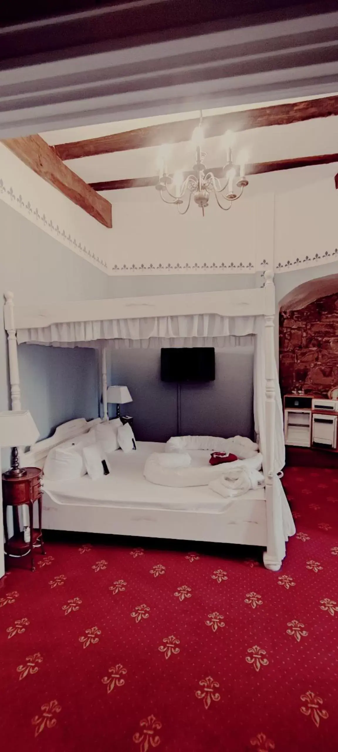 Bed in Hotel Burg Trendelburg