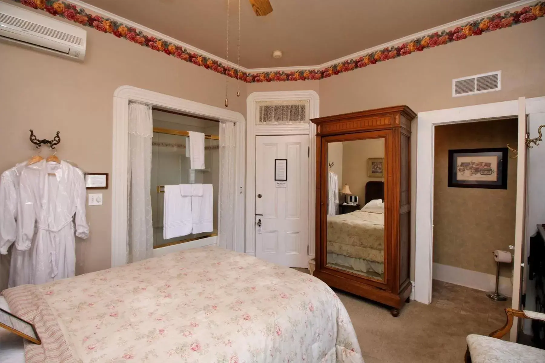 Decorative detail, Bed in Bradford Place Inn (California)