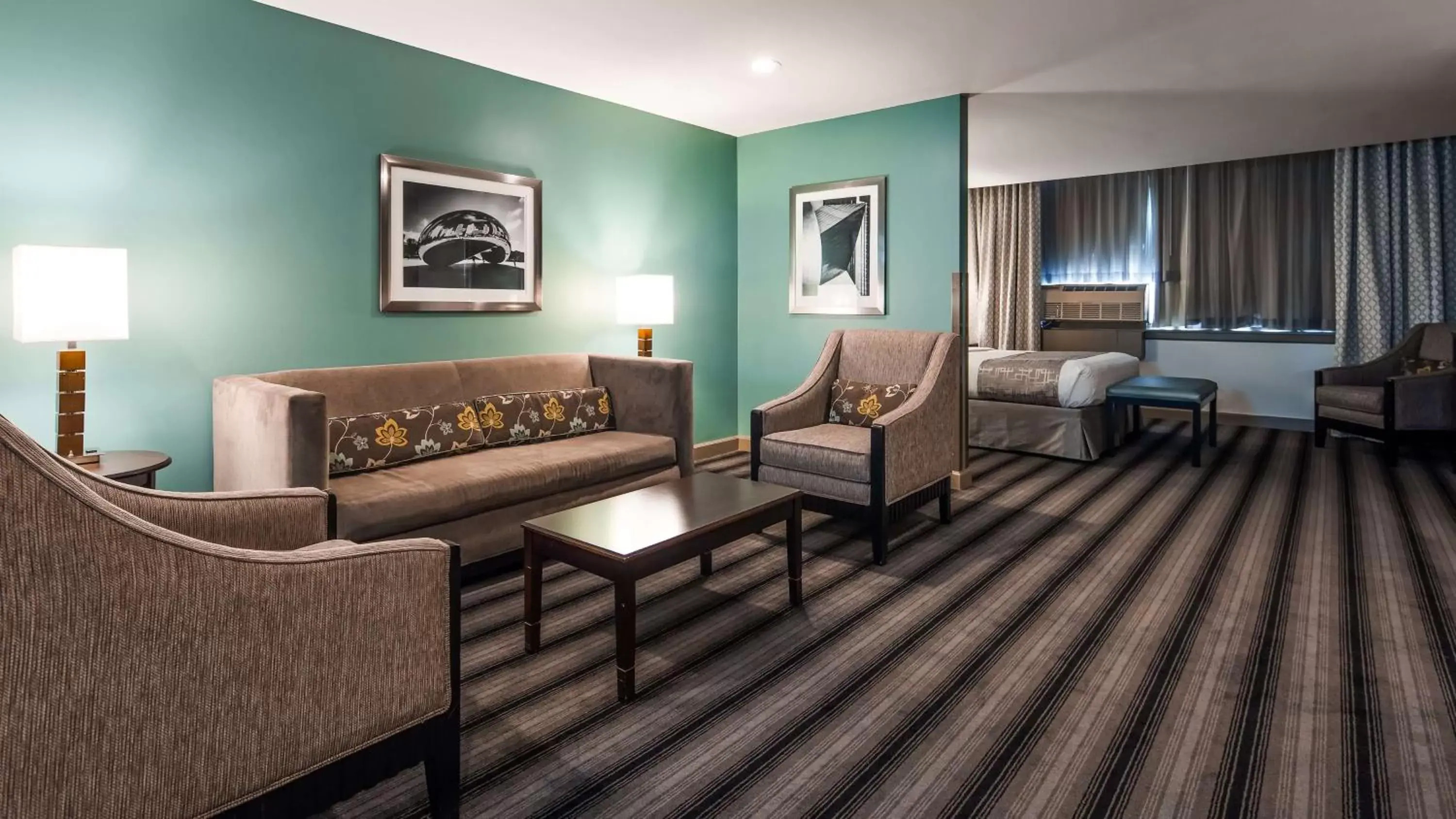 Deluxe King Suite with Roll-In Shower - Disability Access in Best Western Chicago Downtown-River North Deluxe King Suite with Roll-In Shower - Disability Access in Best Western Chicago Downtown-River North