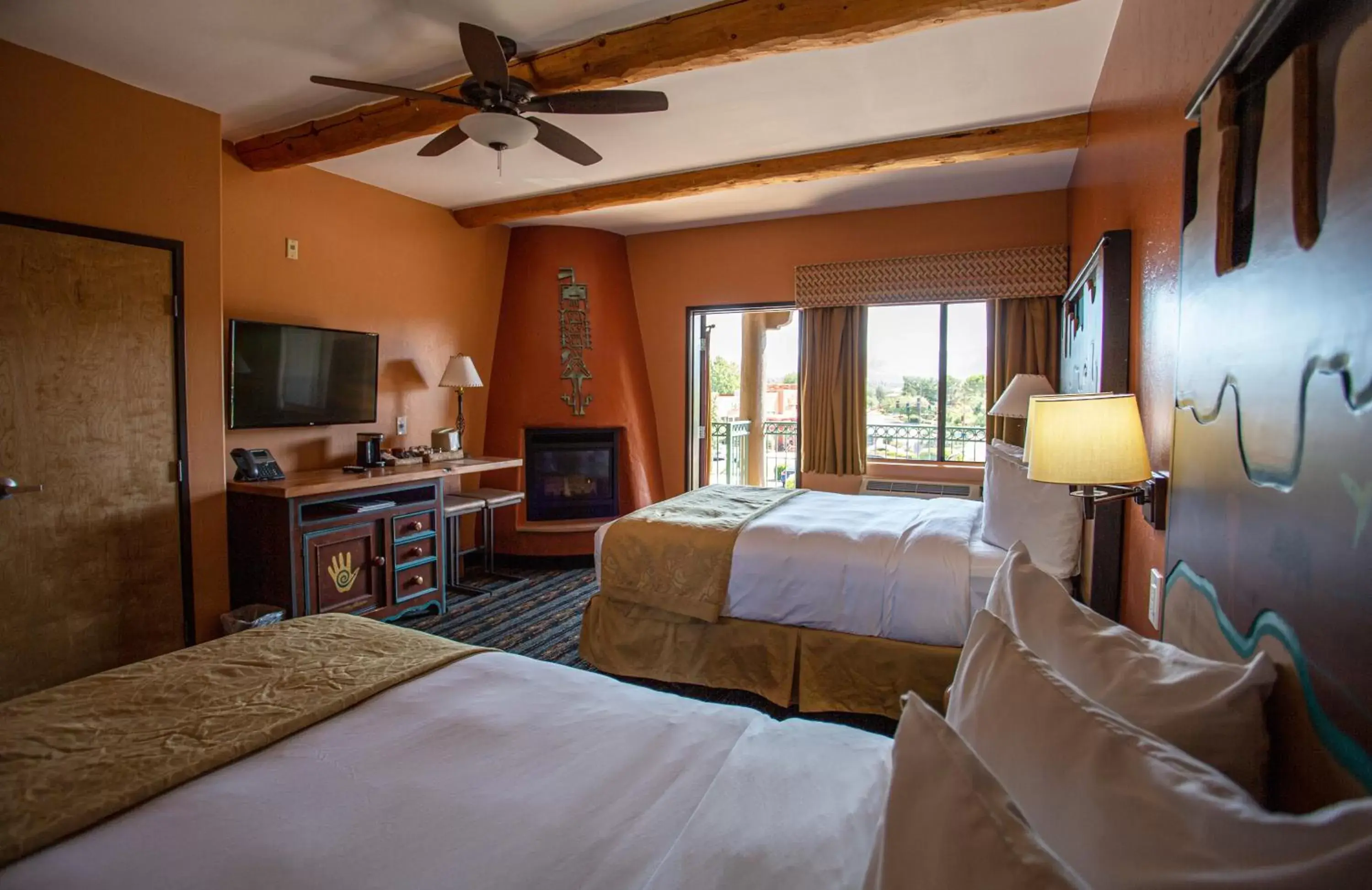 TV and multimedia in Southwest Inn at Sedona