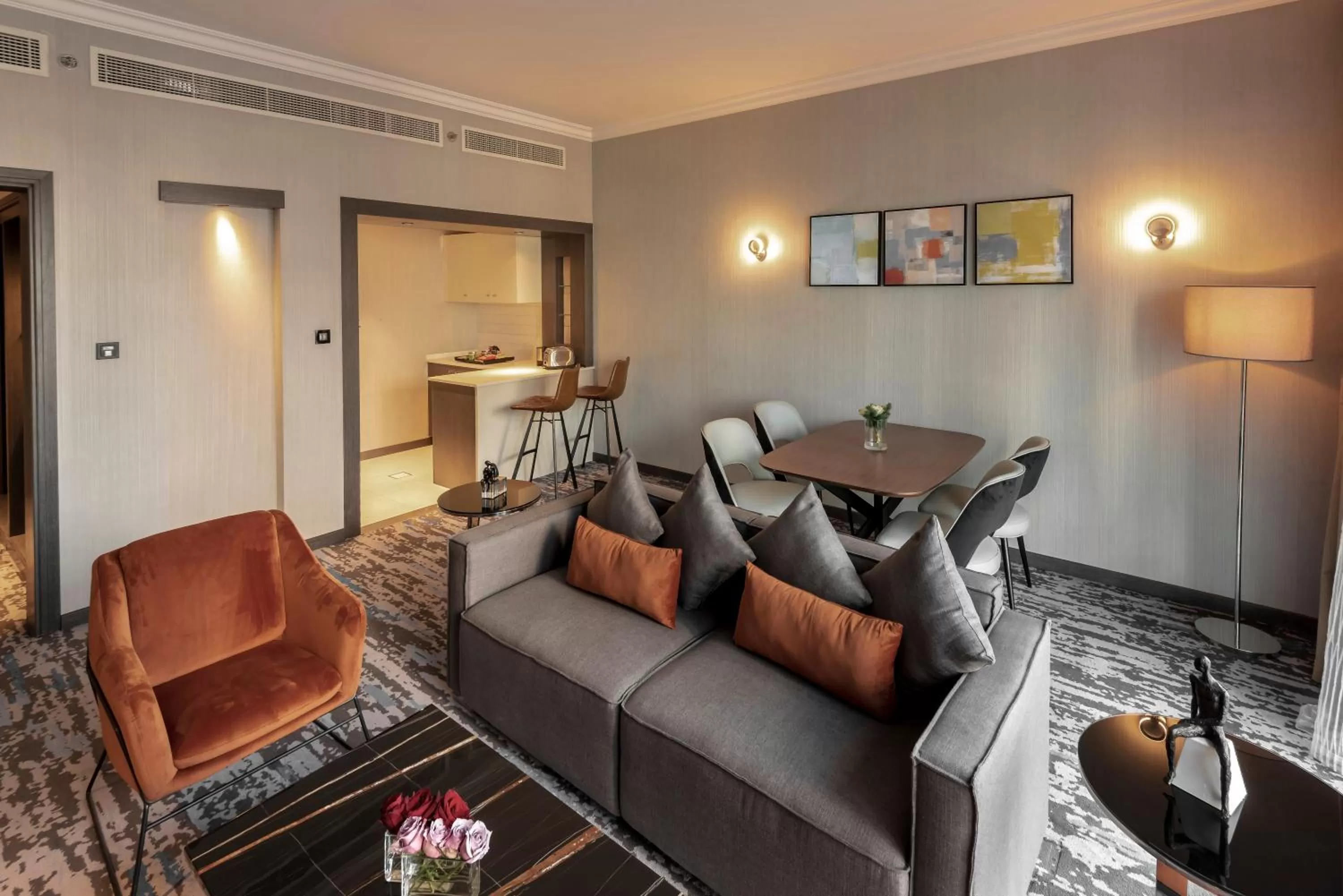 Living room in Edge Creekside Hotel