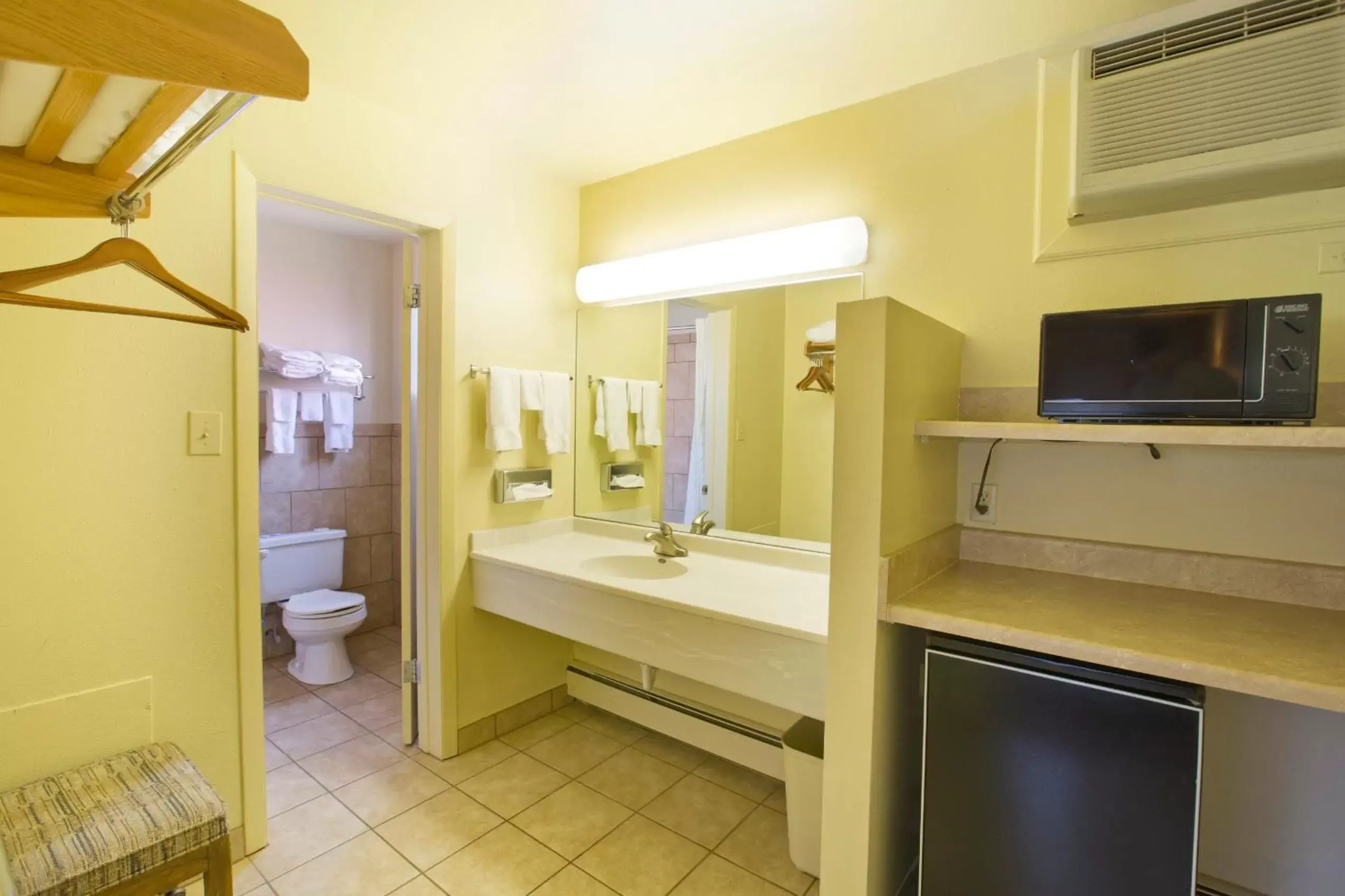 Bathroom in Glenwood Springs Cedar Lodge