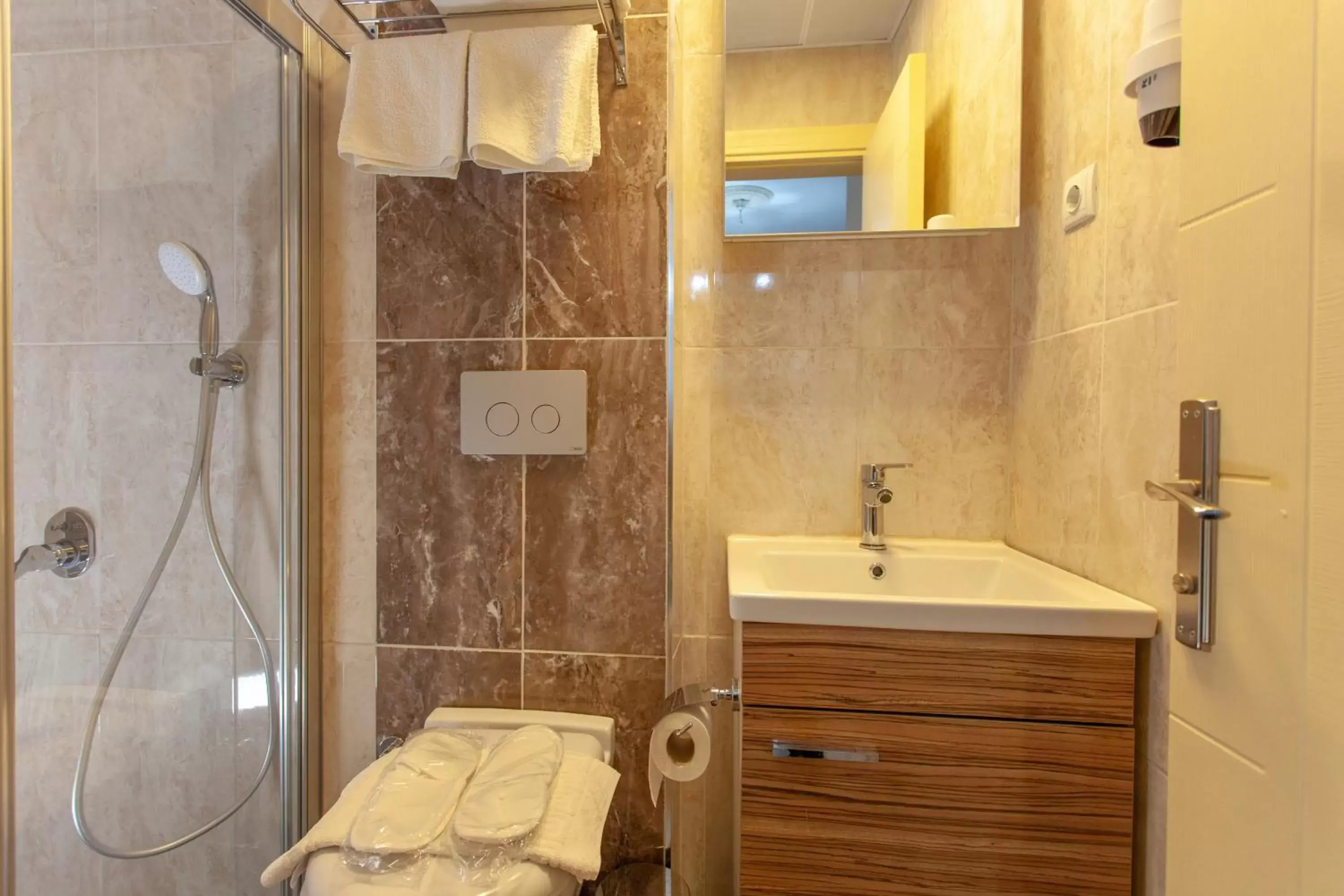 Shower, Bathroom in Ozmen Hotel