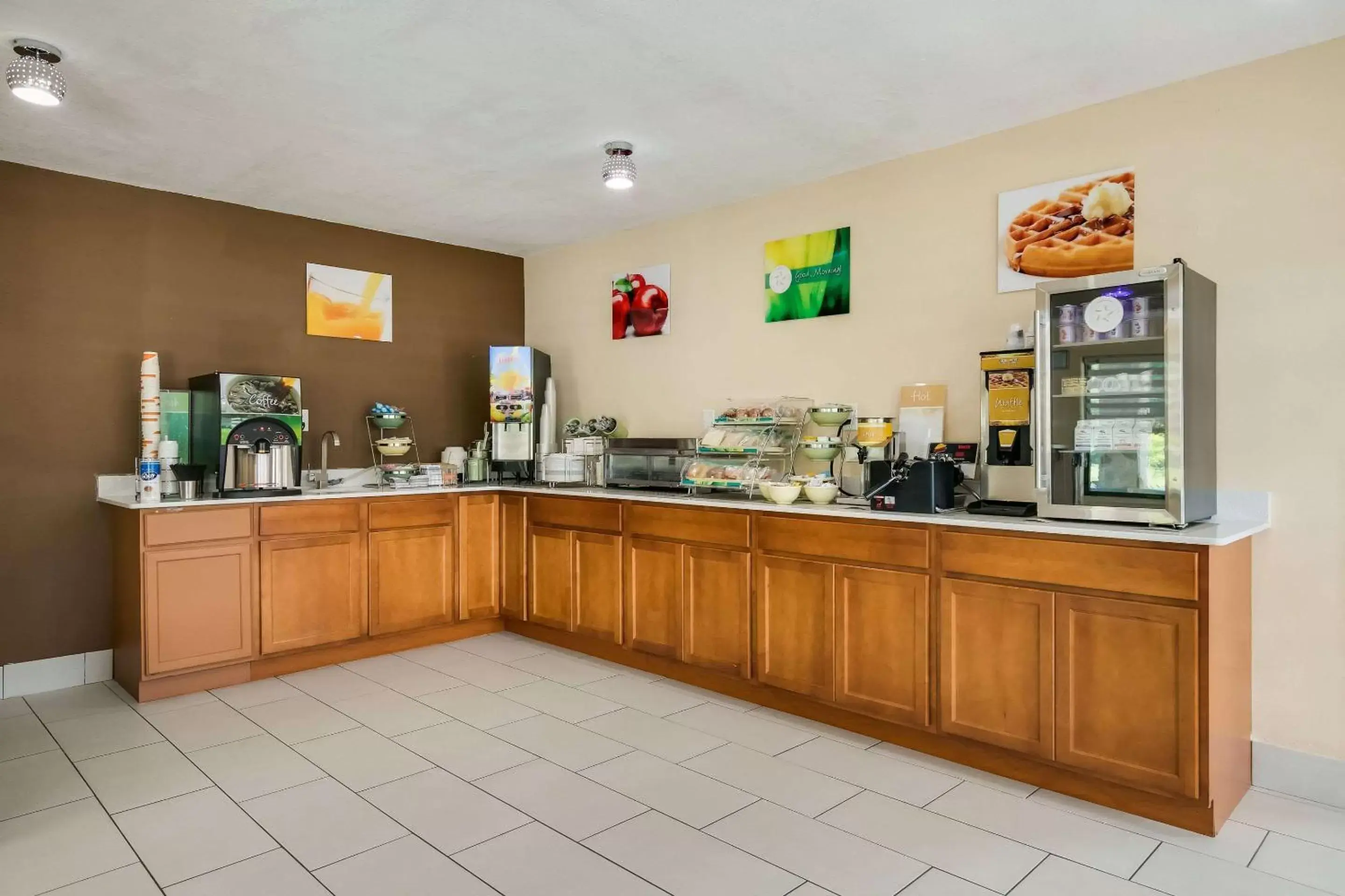 Breakfast, Restaurant/Places to Eat in Quality Inn & Suites Mount Chalet