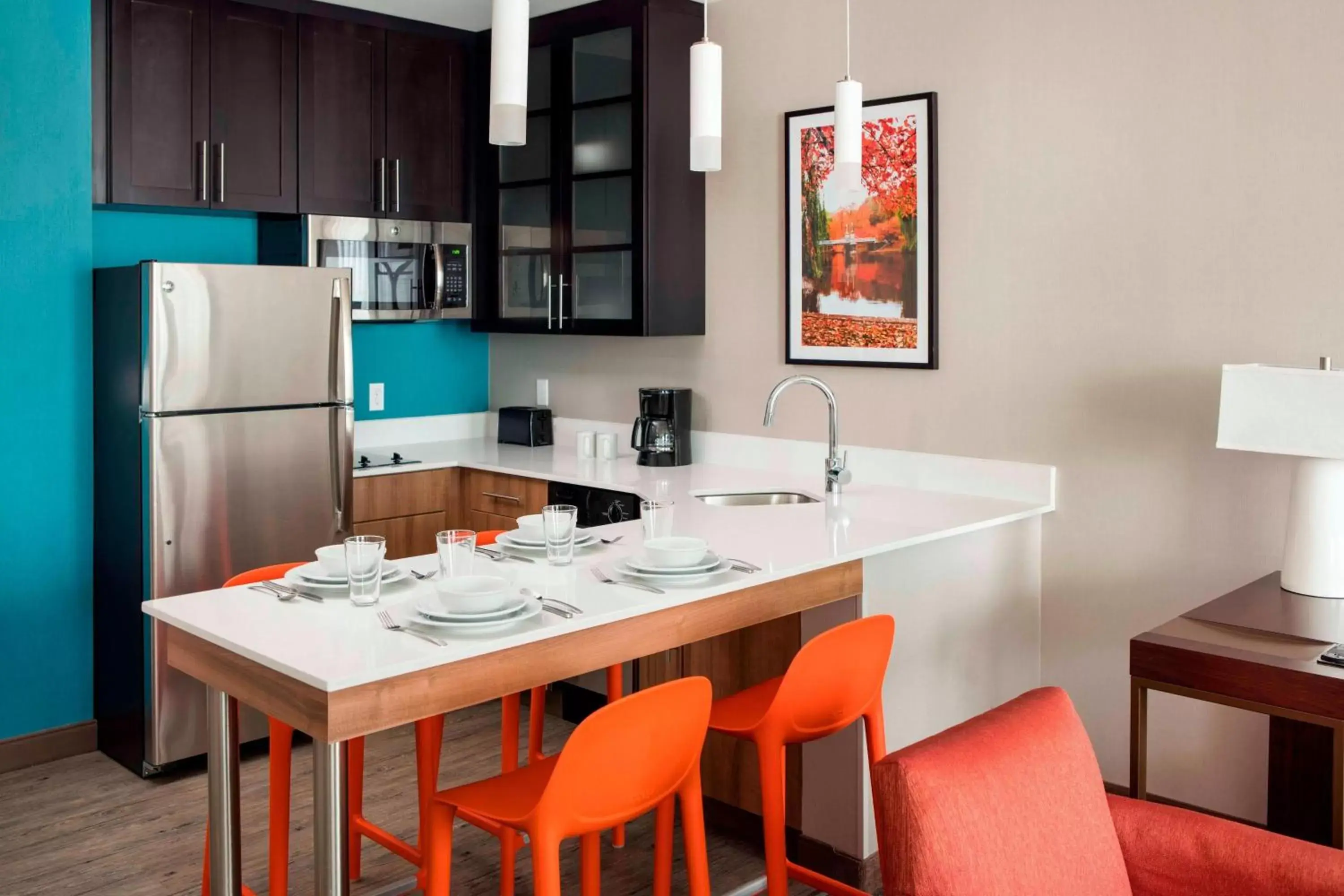 Kitchen or kitchenette, Dining Area in Residence Inn by Marriott Boston Watertown