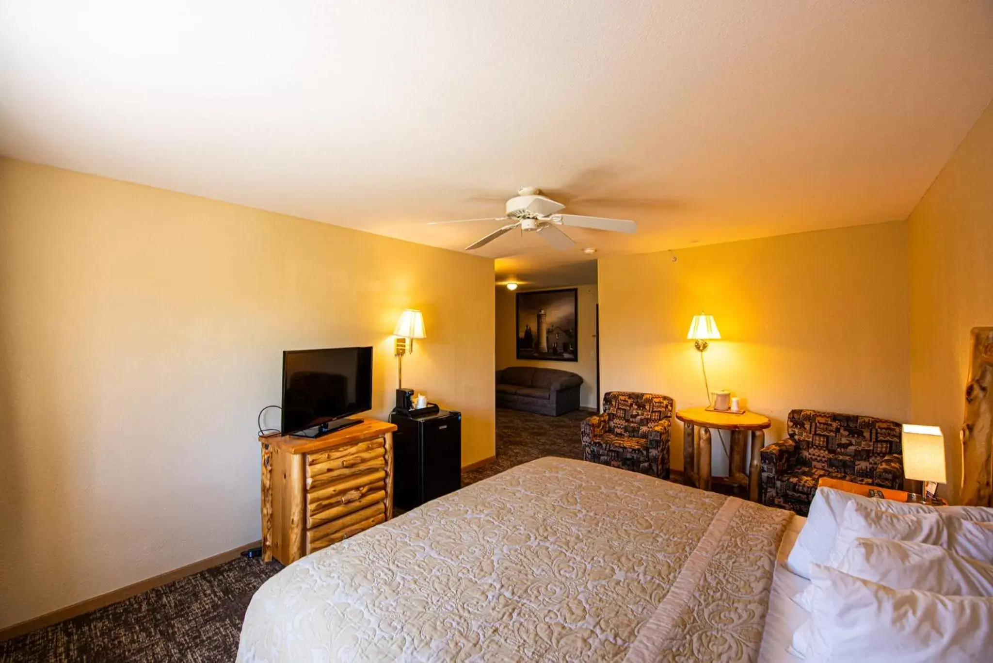 Bed in Super 8 by Wyndham Bridgeview of Mackinaw City