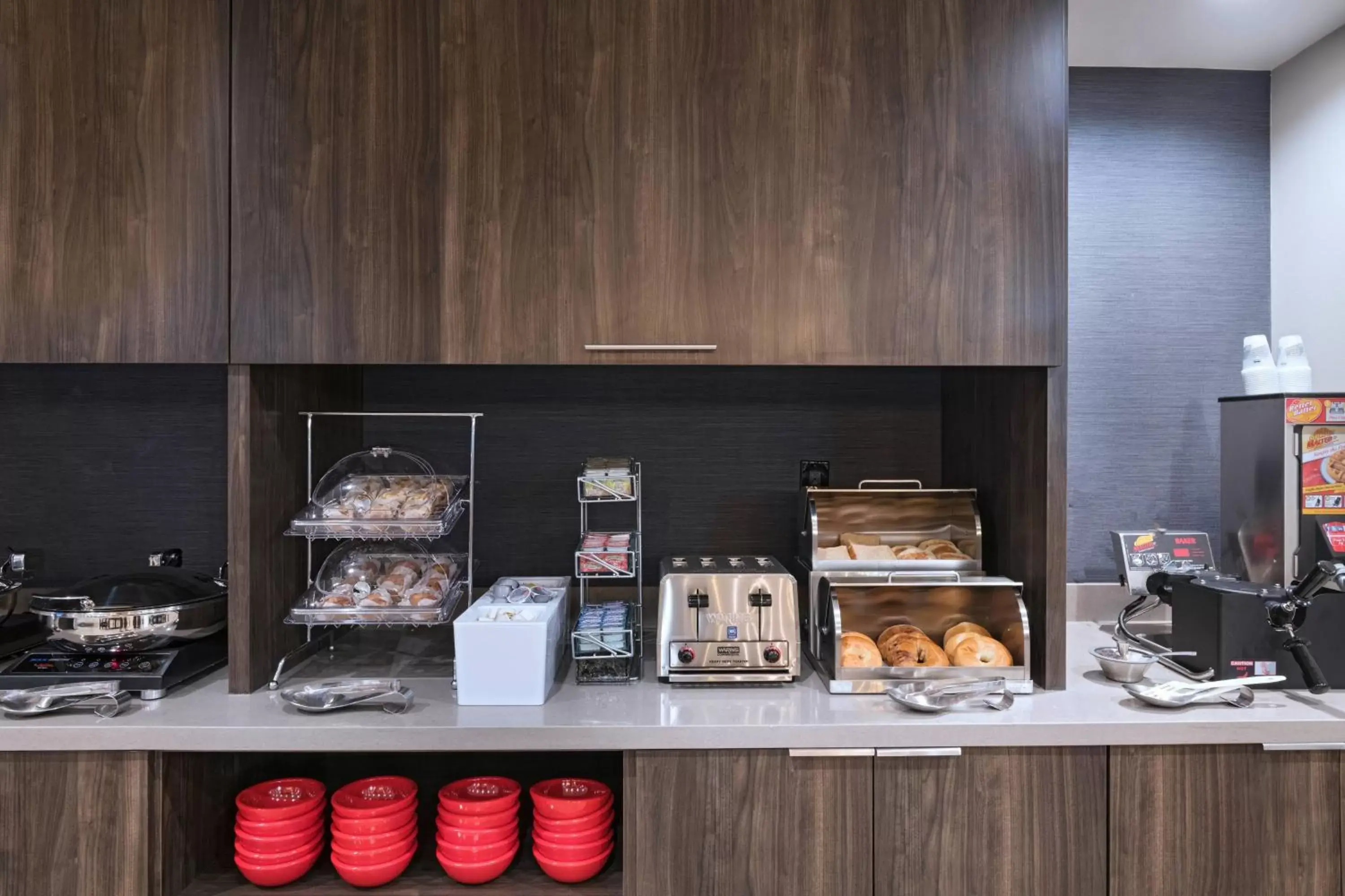 Breakfast, Kitchen/Kitchenette in TownePlace Suites by Marriott Dallas DFW Airport North/Irving