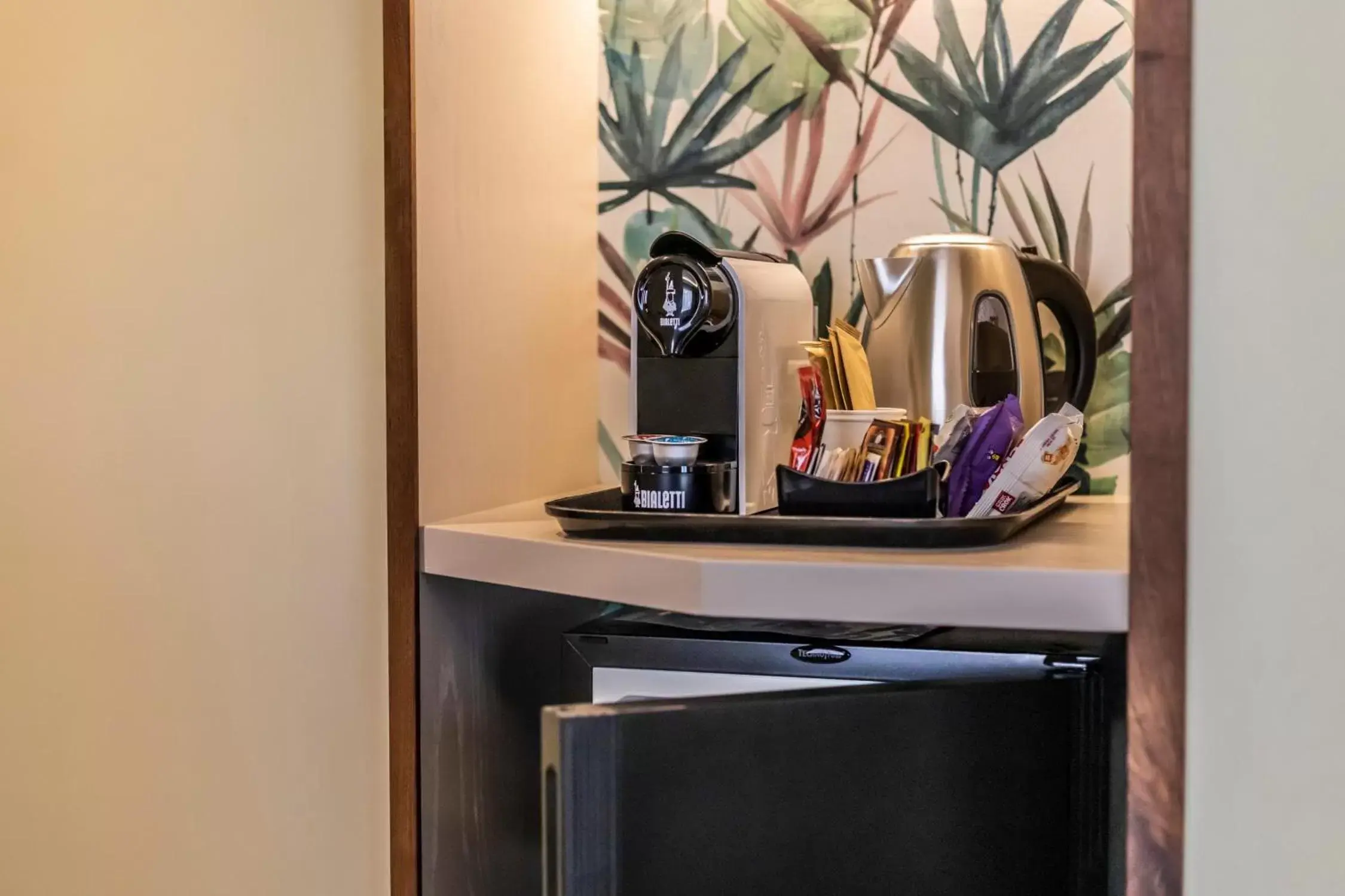 Coffee/tea facilities, TV/Entertainment Center in Solmaris Tropea Rooms & Suites