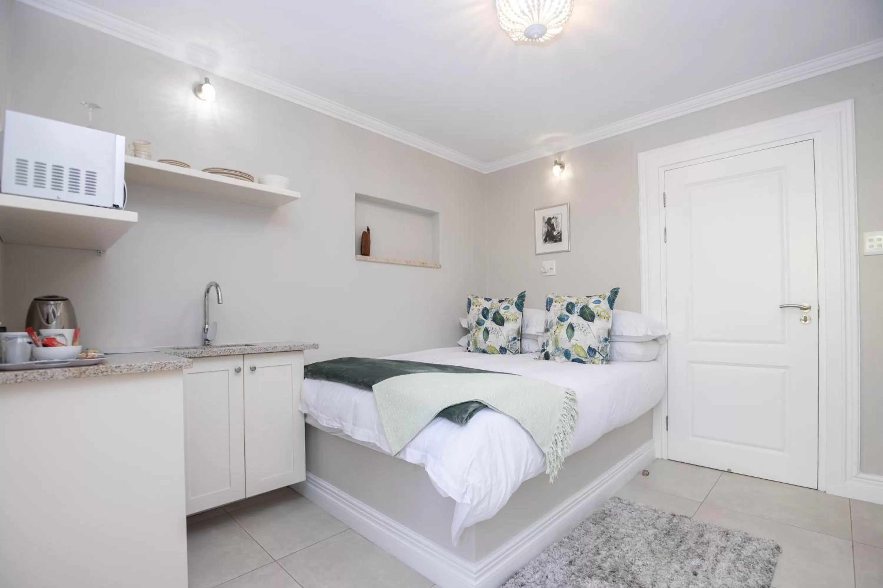 Kitchen or kitchenette, Bed in Amberhall Guesthouse