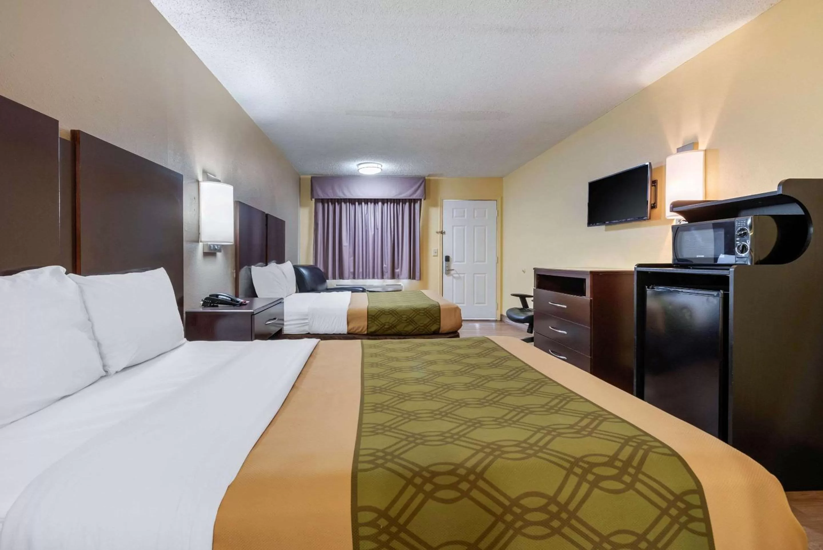 Photo of the whole room, Bed in Econo Lodge Lexington Southeast