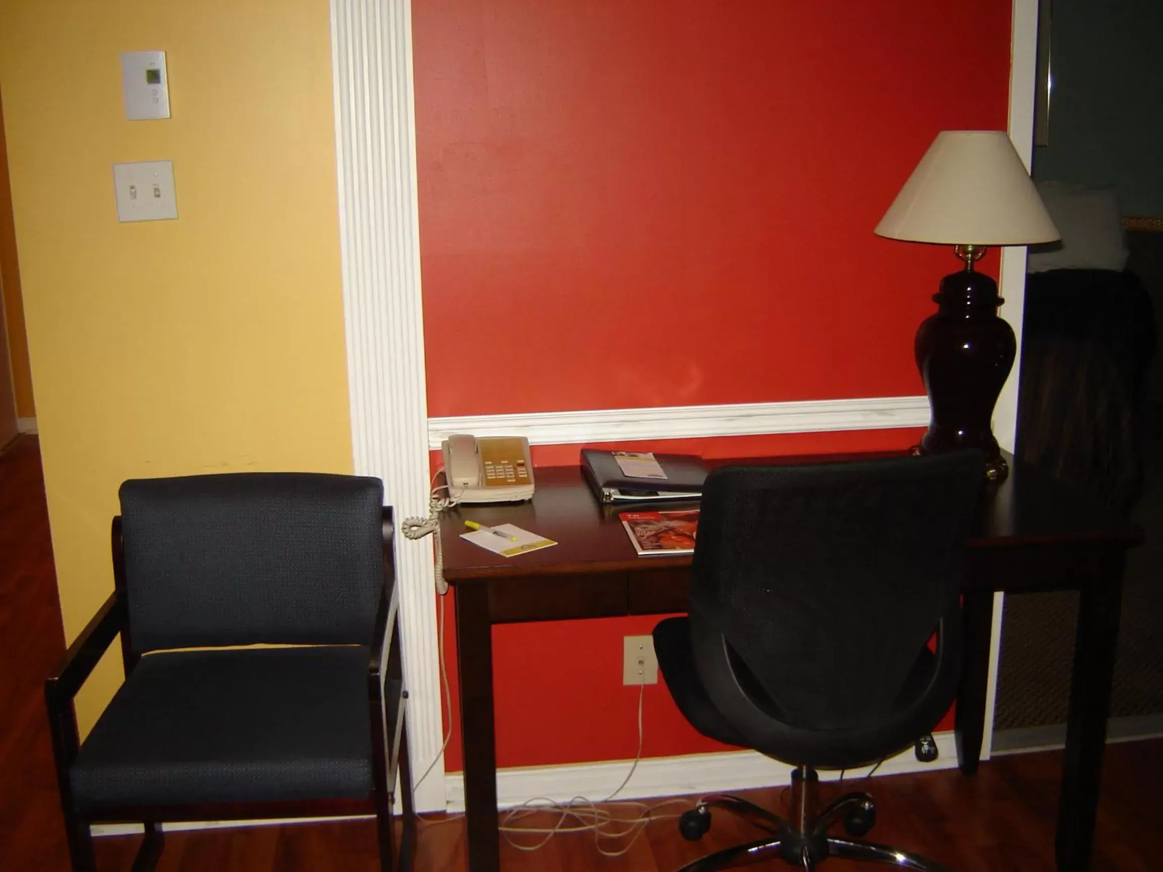 Seating area in Days Inn by Wyndham Trois-Rivieres