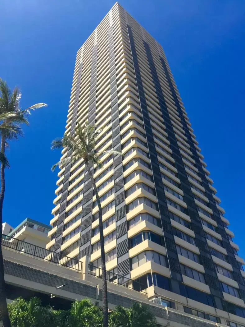 Property Building in Modern Waikiki Sleek Studio